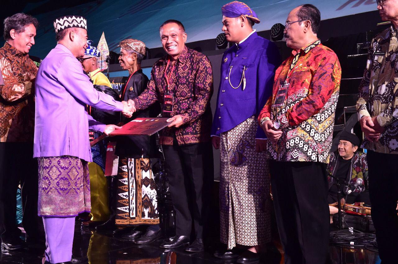 Mendikbud Muhadjir Effendy memberikan penghargaan Anugerah Kebudayaan dan Maestro Seni kategori Pemerintah Daerah kepada Kabupaten Gianyar.