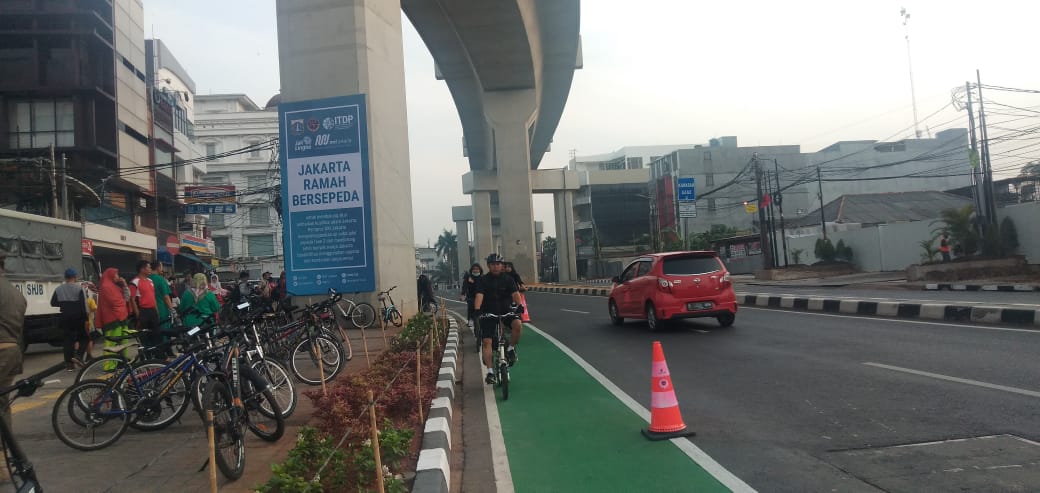 Uji coba jalur sepeda di kawasan Fatmawati, Jakarta Selatan, baru diresmikan Gubernur DKI Anies Baswedan pada pagi ini, Sabtu (12/10).