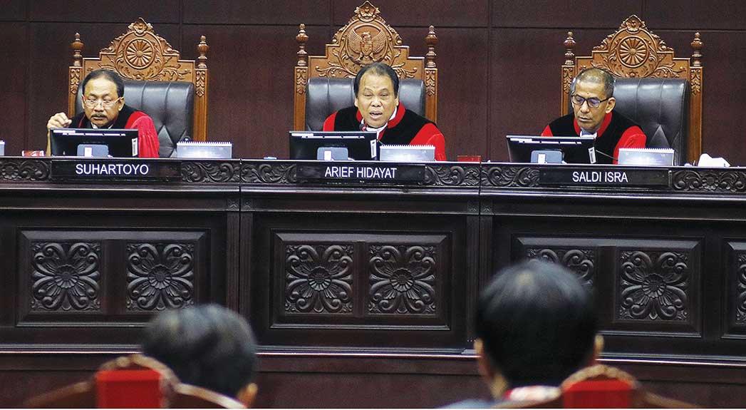 Ketua majelis hakim konstitusi Arief Hidayat bersama hakim konstitusi Suhartoyo dan Saldi Isra 