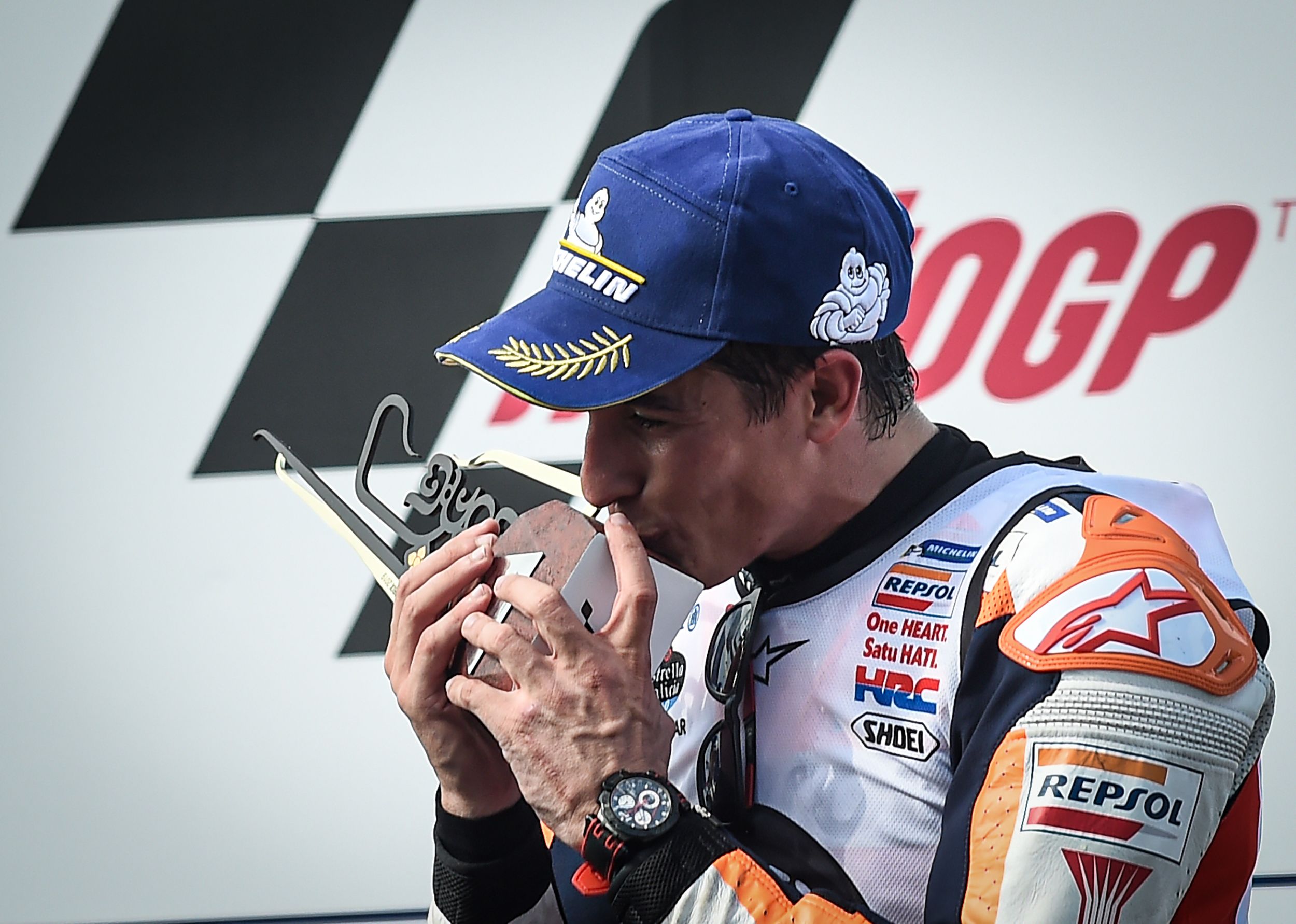 Marc Marquez merayakan kemenangannya di GP Thailand
