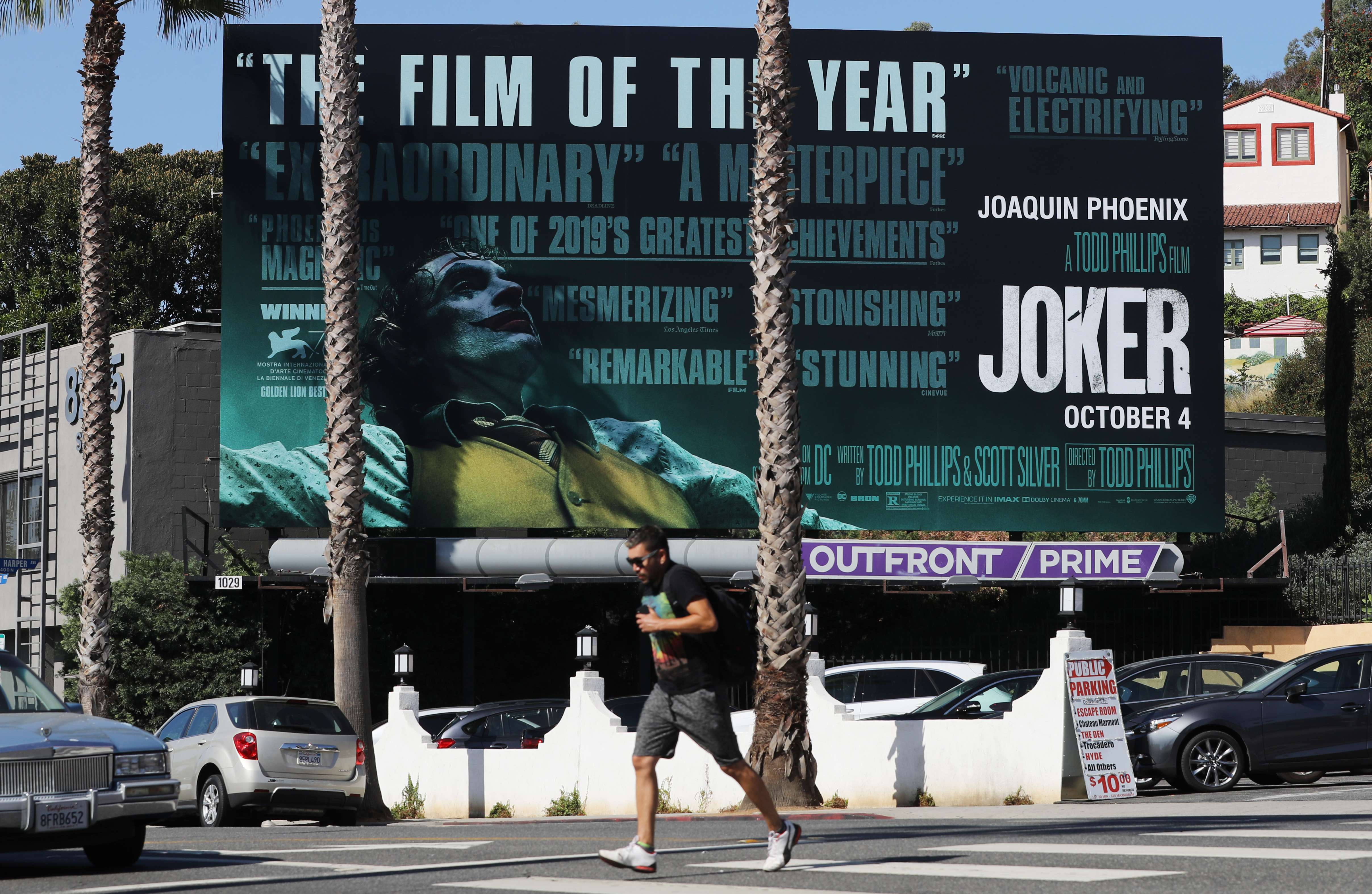 Sebuah poster mempromosikan film Joker di West Hollywood, California