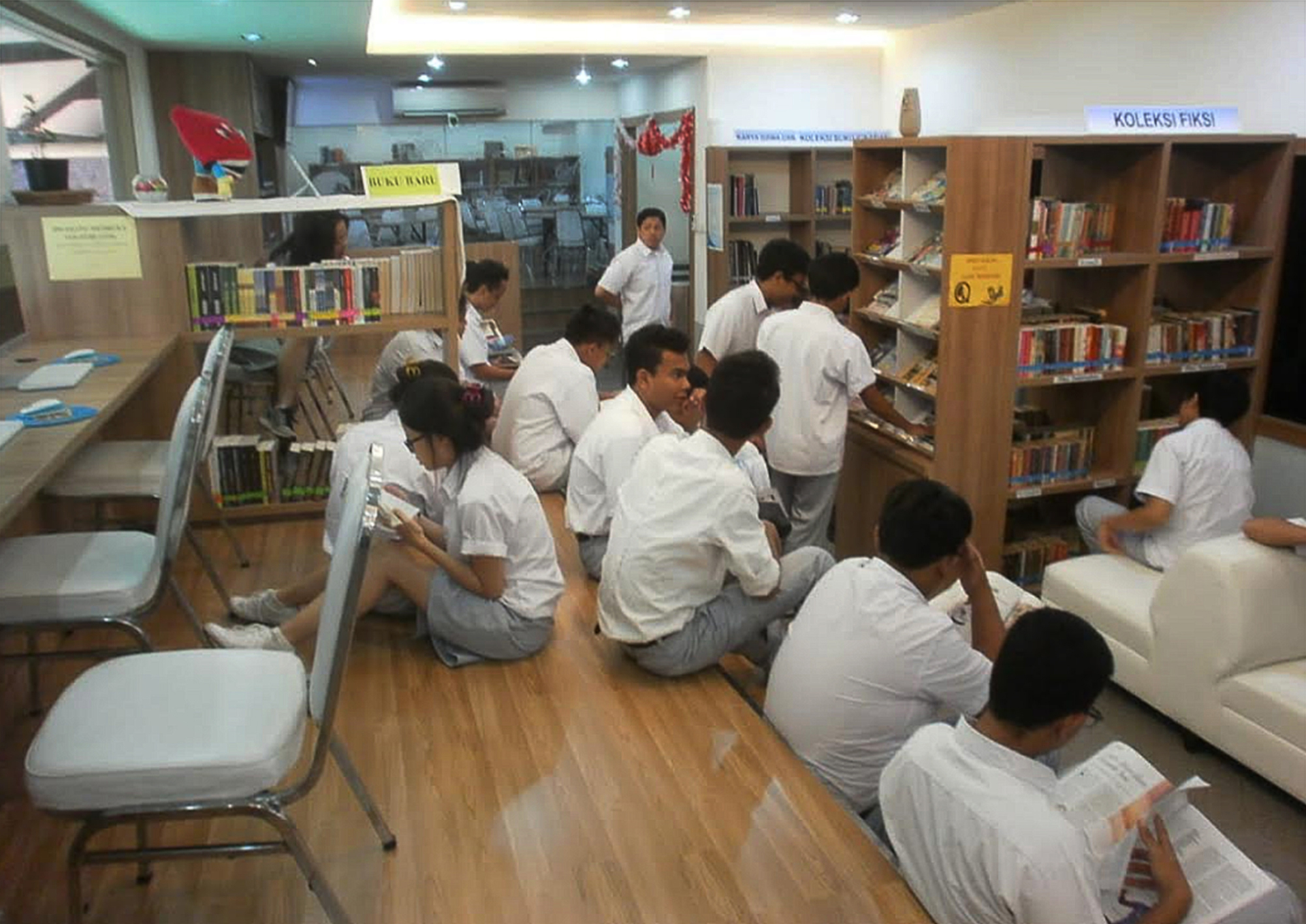 Siswa-siswi sedang berdikusi di dalam perpustakaan sekolah SMA Kolese Gonzaga di Jalan Pejaten Barat, Ragunan, Pasar Minggu, Jakarta Selatan
