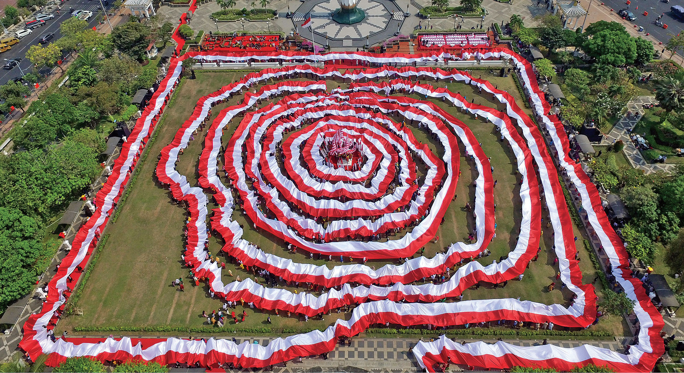 Foto udara saat Upacara Sumpah Merah Putih yang digelar dalam rangka peringatan Hari Sumpah Pemuda di lapangan Tugu Pahlawan, Surabaya, 