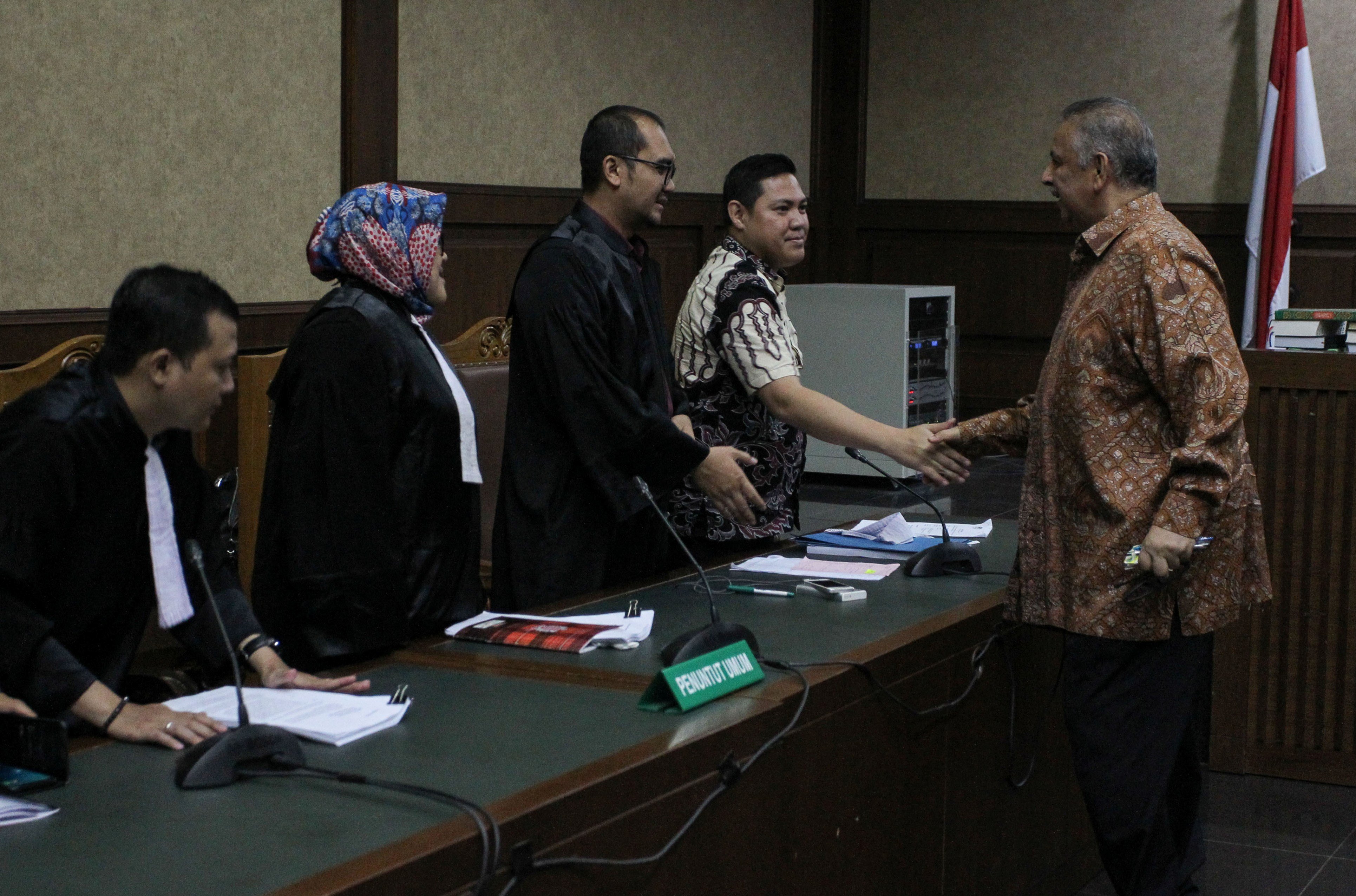 Terdakwa kasus dugaan suap proyek PLTU Riau-1, Sofyan Basir (kanan), bersalaman dengan JPU KPK di Pengadilan Tipikor, beberapa waktu lalu.