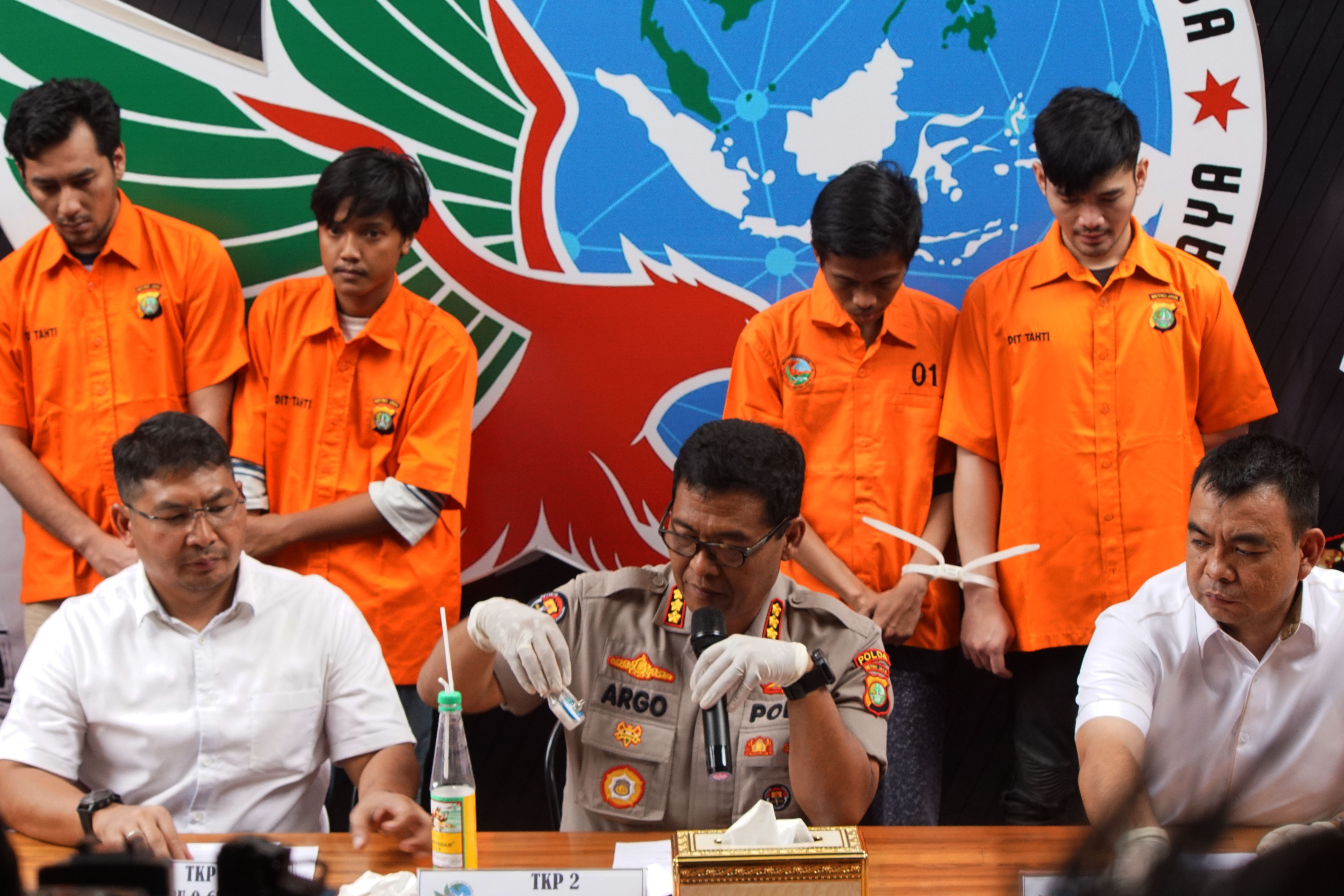 Kombes Argo Yuwono (tengah) bersama jajaran menunjukkan barang bukti dan tersangka saat rilis di Polda Metro Jaya, kemarin.