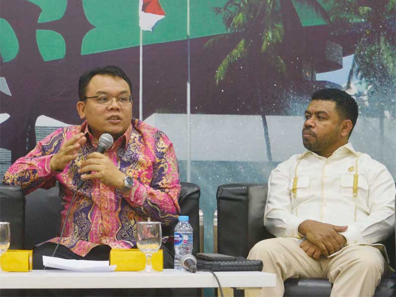 Sekretaris Fraksi PAN MPR RI Saleh Partaonan Daulay (tengah) bersama dengan Senator Papua Barat Filep Wamafma (kanan) .