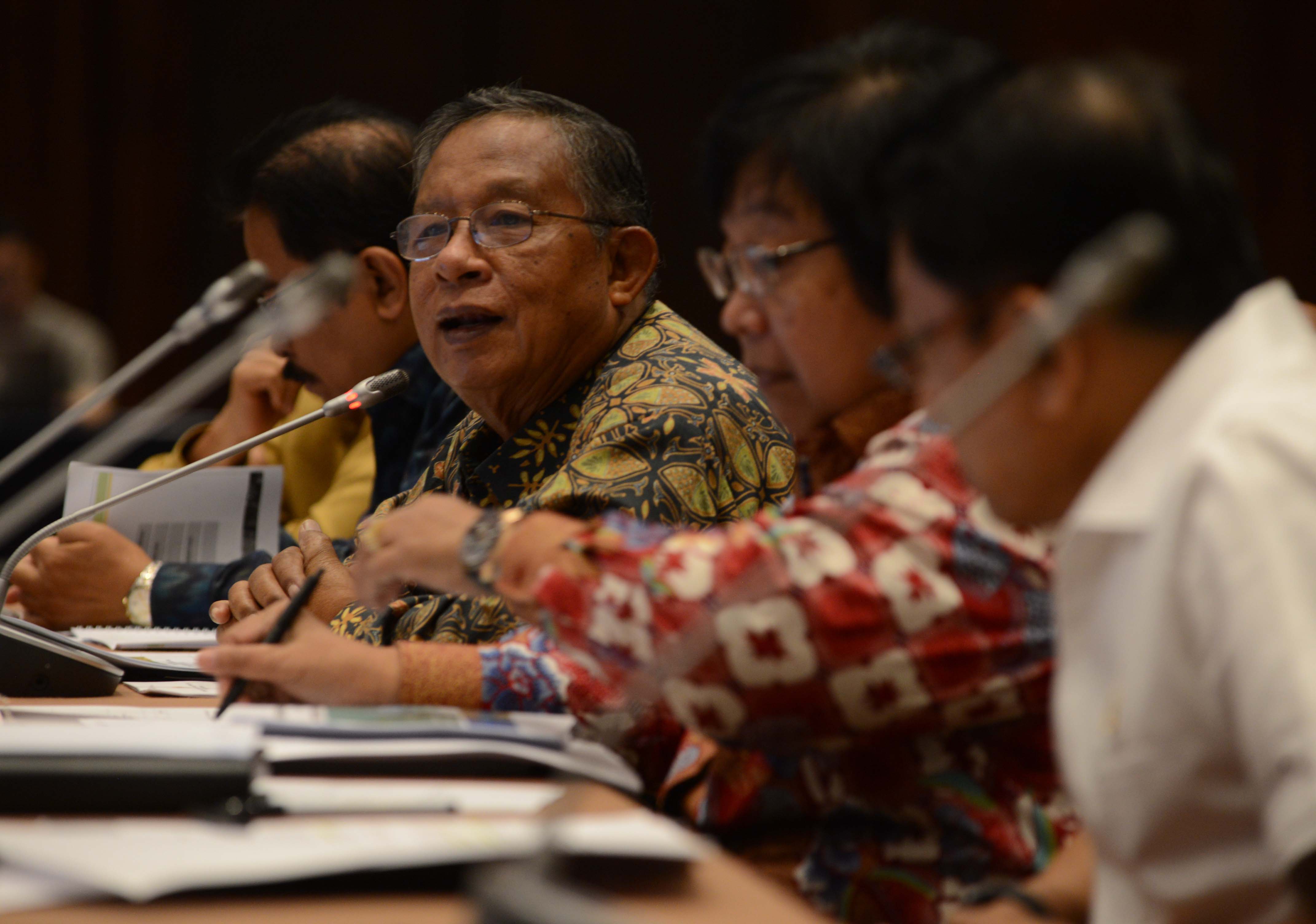 Menteri Koordinator Bidang Perekonomian Darmin Nasution (kedua dari kiri)