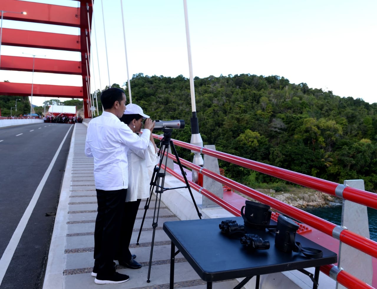 presiden Jokowi bersama Ibu Negara Iriana di Jembatan Youtefa Papua