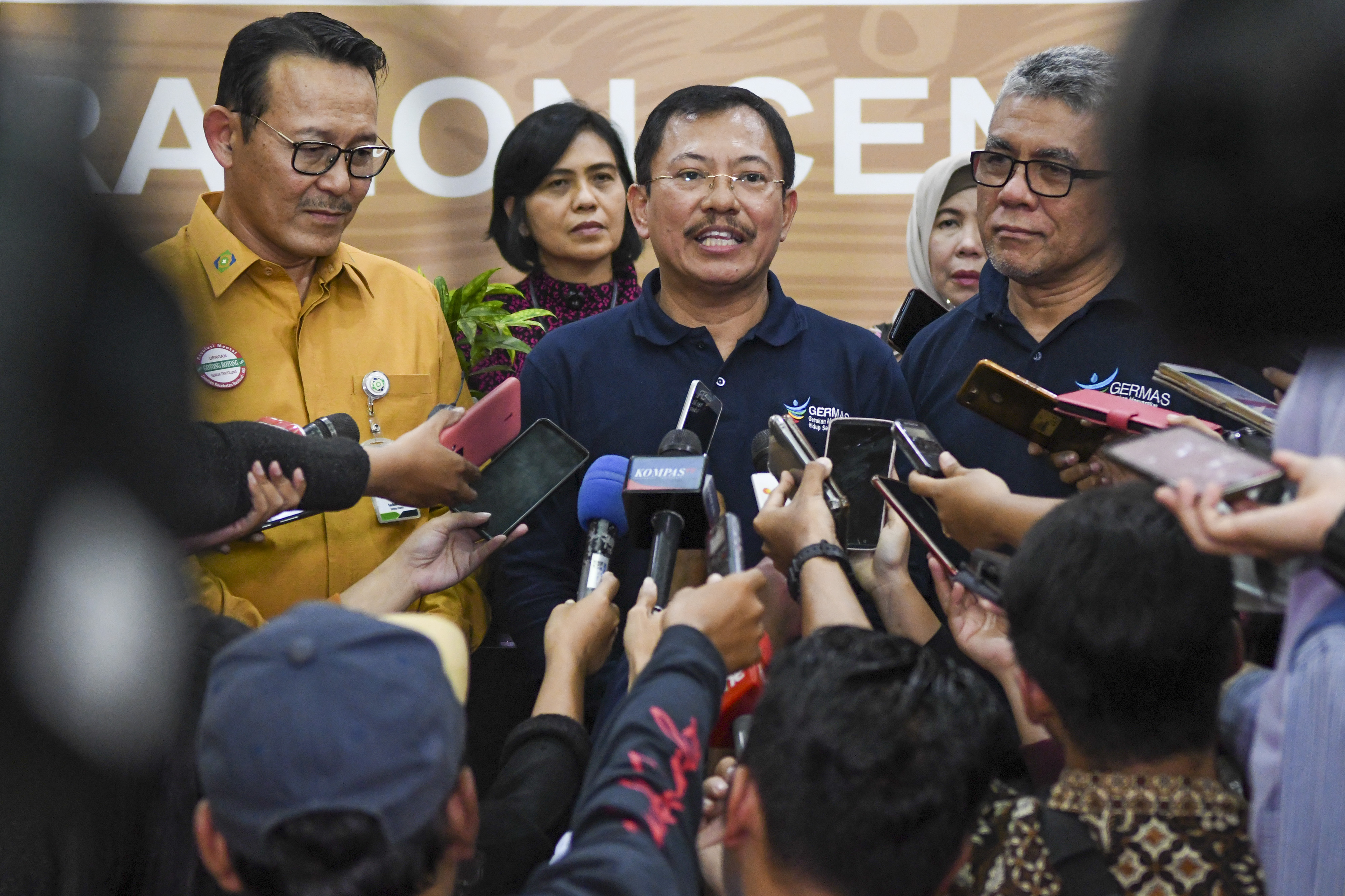 Menteri Kesehatan Terawan Agus Putranto (tengah) didampingi Direktur Utama BPJS Kesehatan Fachmi Idris (kiri)