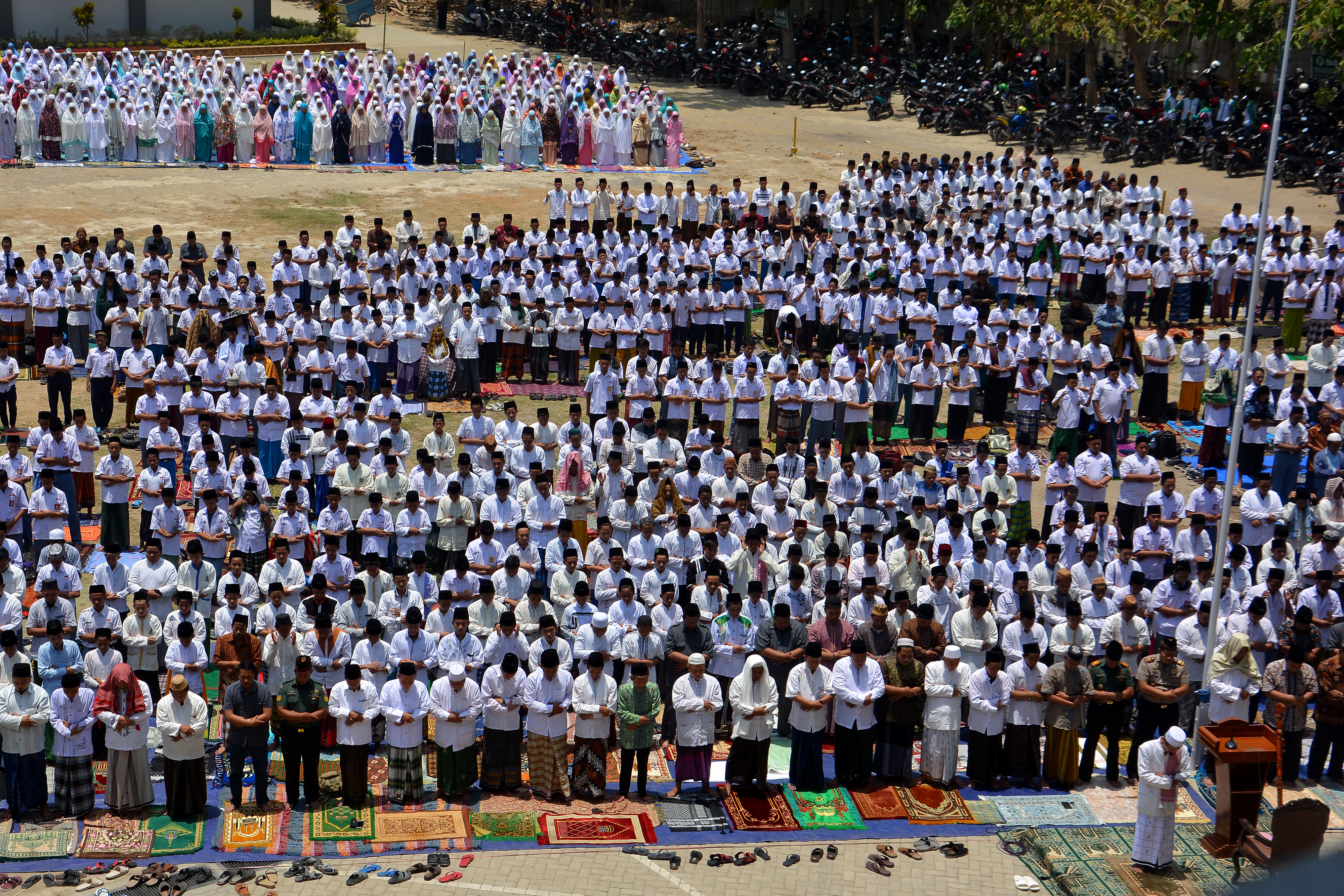 Gubernur Jawa Tengah Ganjar Pranowo bersama ribuan santri melaksanakan salat istisqa dalam merayakan Hari Santri Nasional