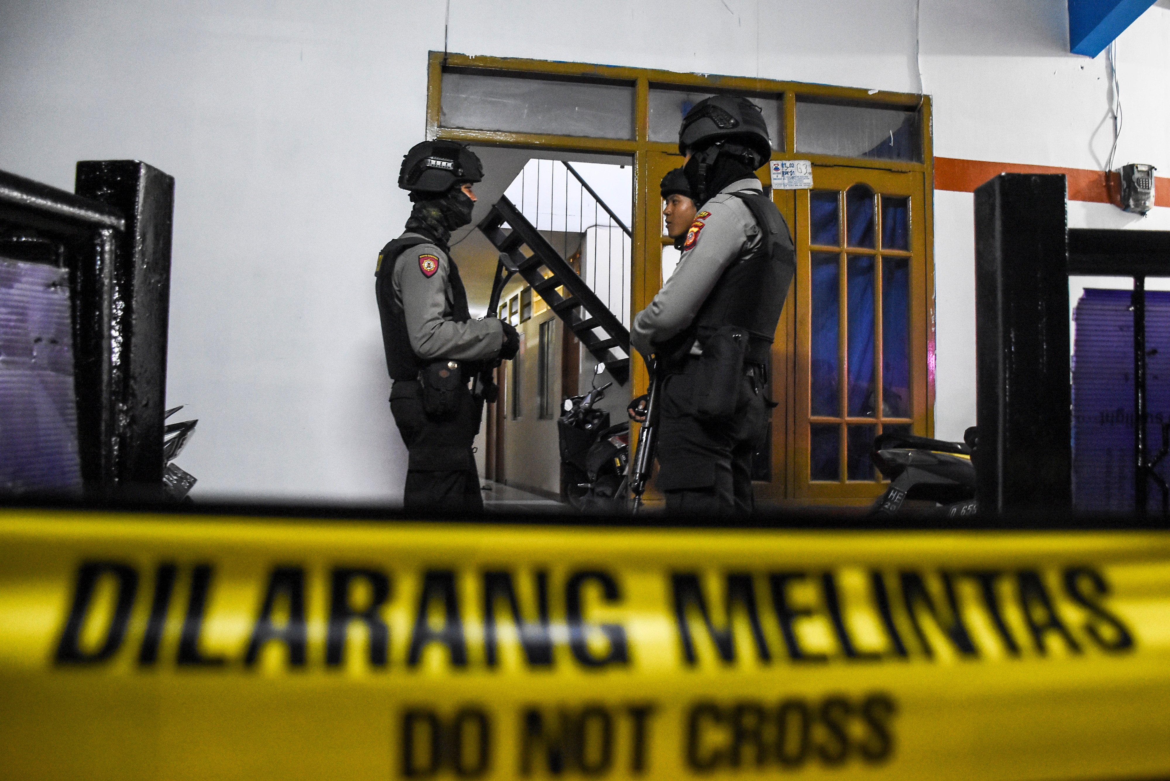 Densus 88 geledah rumah tersangka teroris.