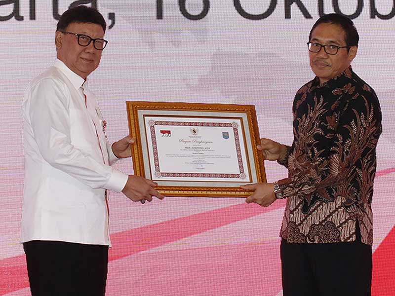 Menteri Dalam Negeri Tjahjo Kumolo memberikan penghargaan kepada Kepala Badan Pembinaan Idiologi Pancasila Hariyono (kanan).