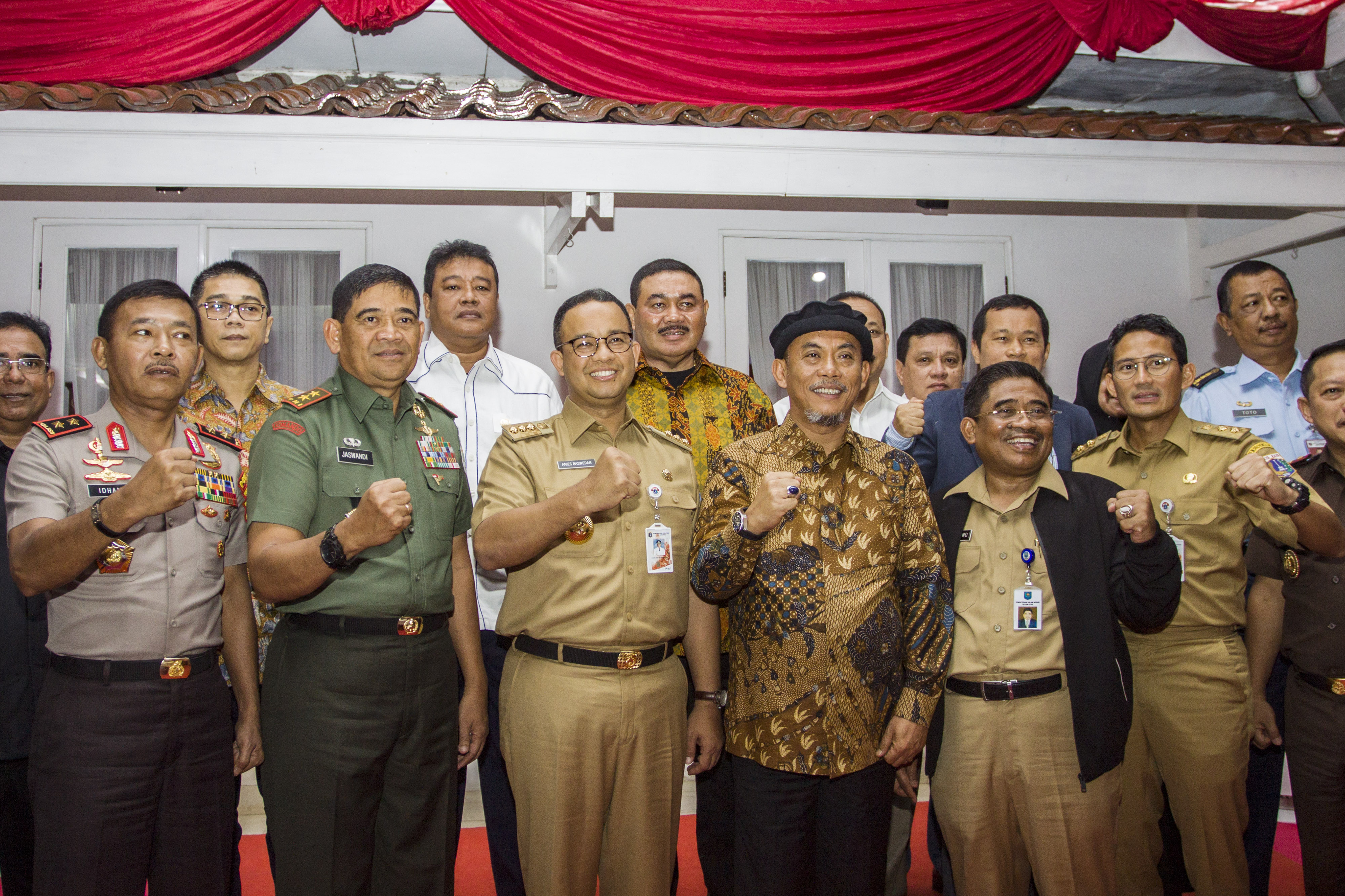 Ketua DPRD DKI Jakarta Prasetyo Edi Marsudi (keempat kanan),  berfoto bersama saat menghadiri acara coffee morning.