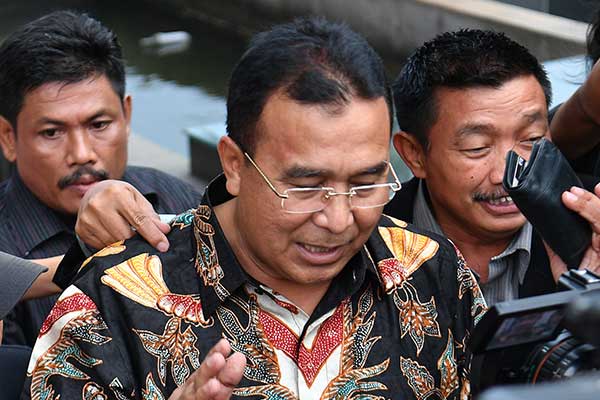  Walikota Tasikmalaya Budi Budiman (tengah) memberikan keterangan kepada pers.