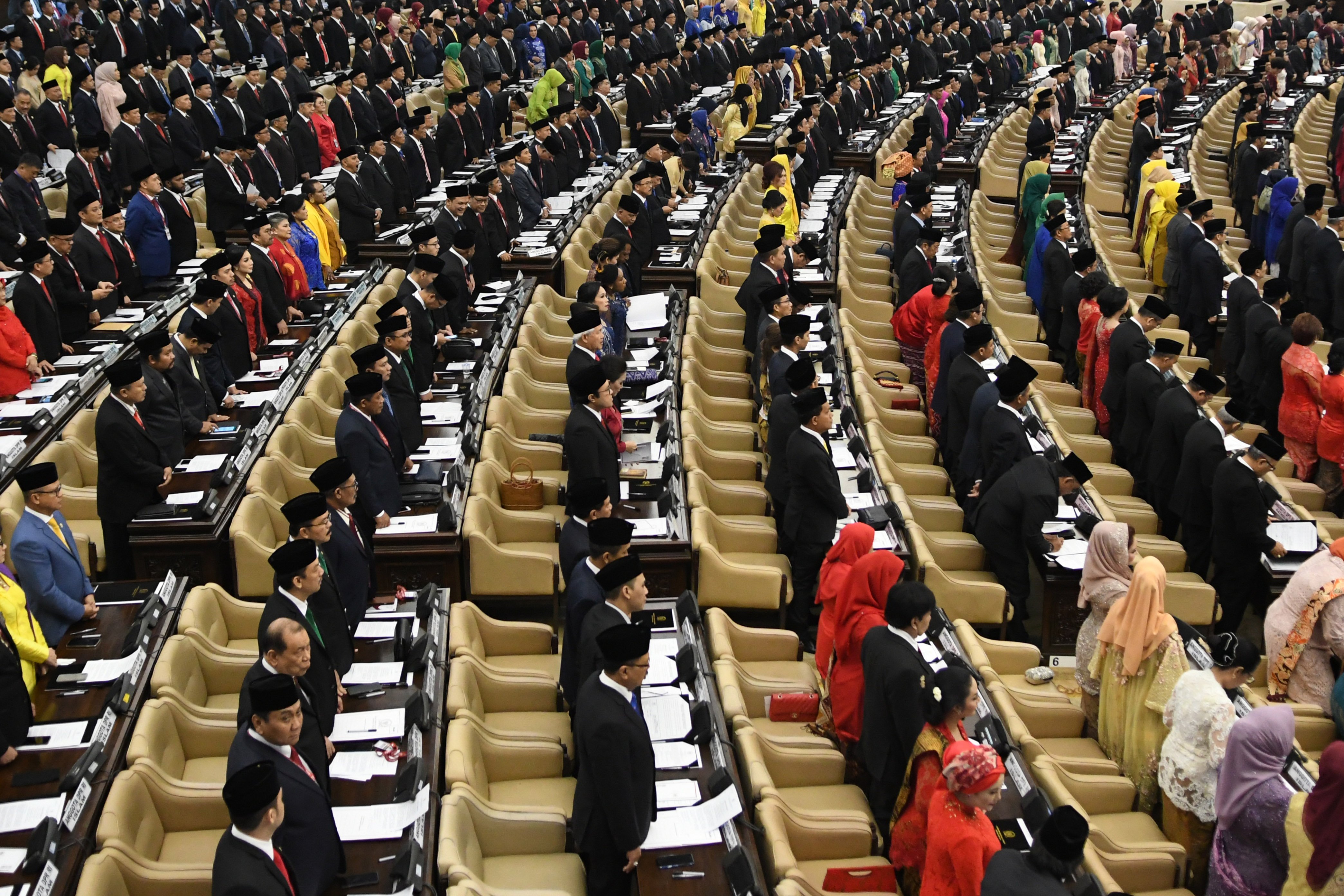 Sejumlah anggota Dewan Perwakilan Rakyat (DPR) periode 2019-2024 diambil sumpahnya oleh Ketua Mahkamah Agung (MA), M Hatta Ali.