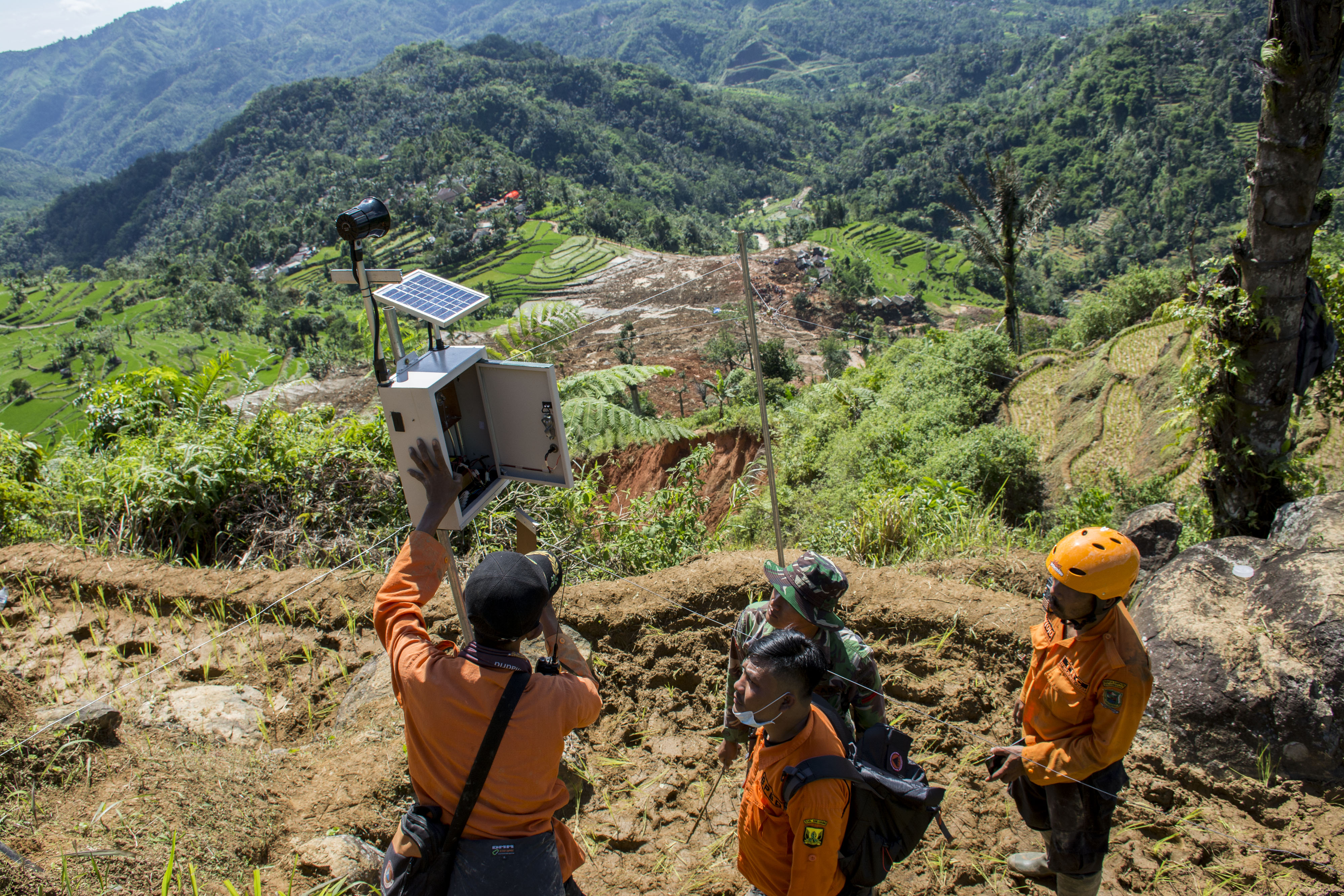 Petugas SAR gabungan memeriksa alat pendeteksi getaran di puncak area tanah longsor di Cisolok, Sukabumi, Jawa Barat, Januari lalu.
