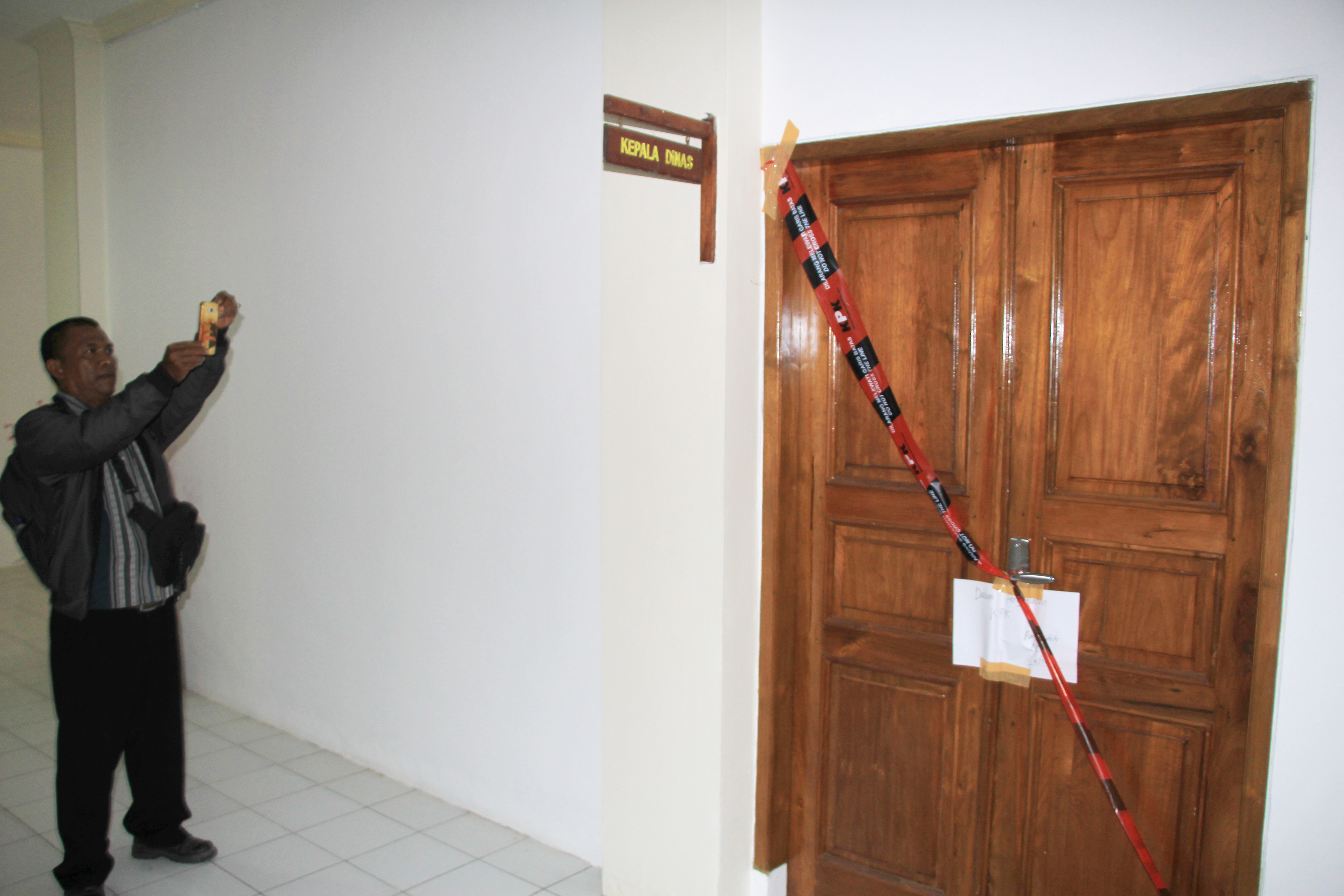  Seorang jurnalis mengambil gambar ruangan Kepala Dinas PUPR yang disegel KPK di Indramayu, Jawa Barat, Selasa (15/10).