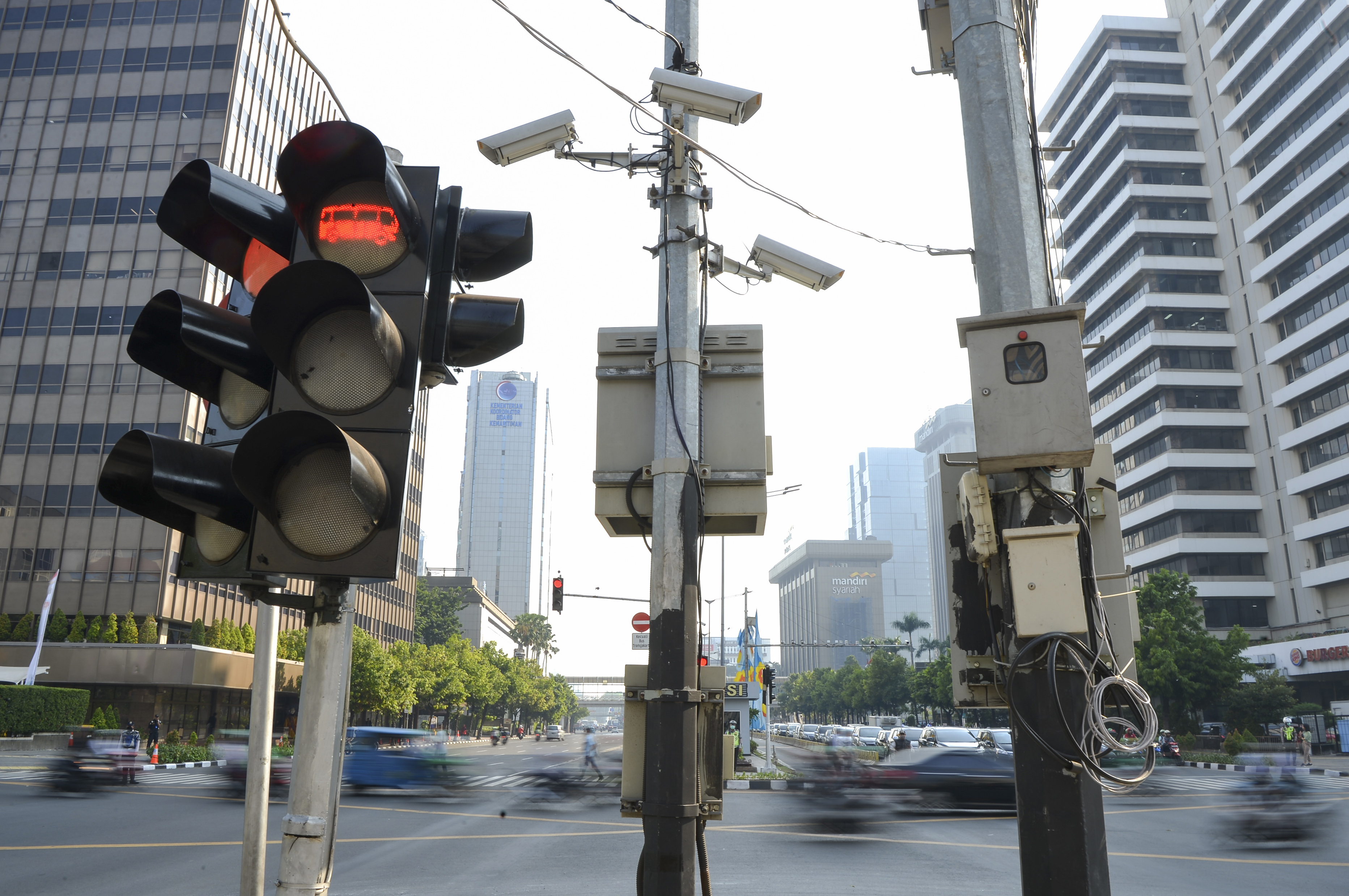 Kamera pengawas atau Closed Circuit Television (CCTV) terpasang di kawasan Jalan MH Thamrin, Jakarta
