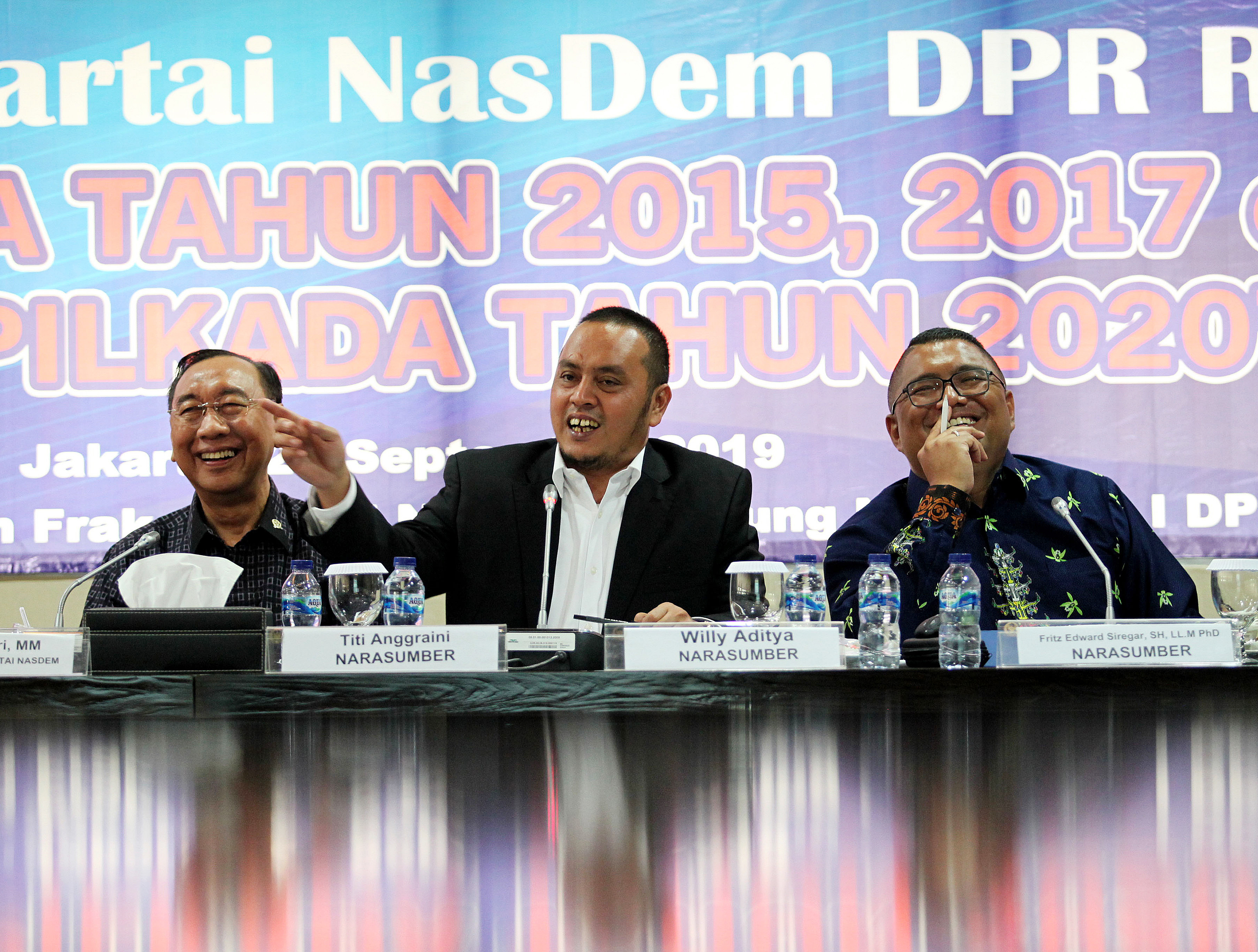 Anggota DPR Fraksi NasDem Willy Aditya (tengah)
