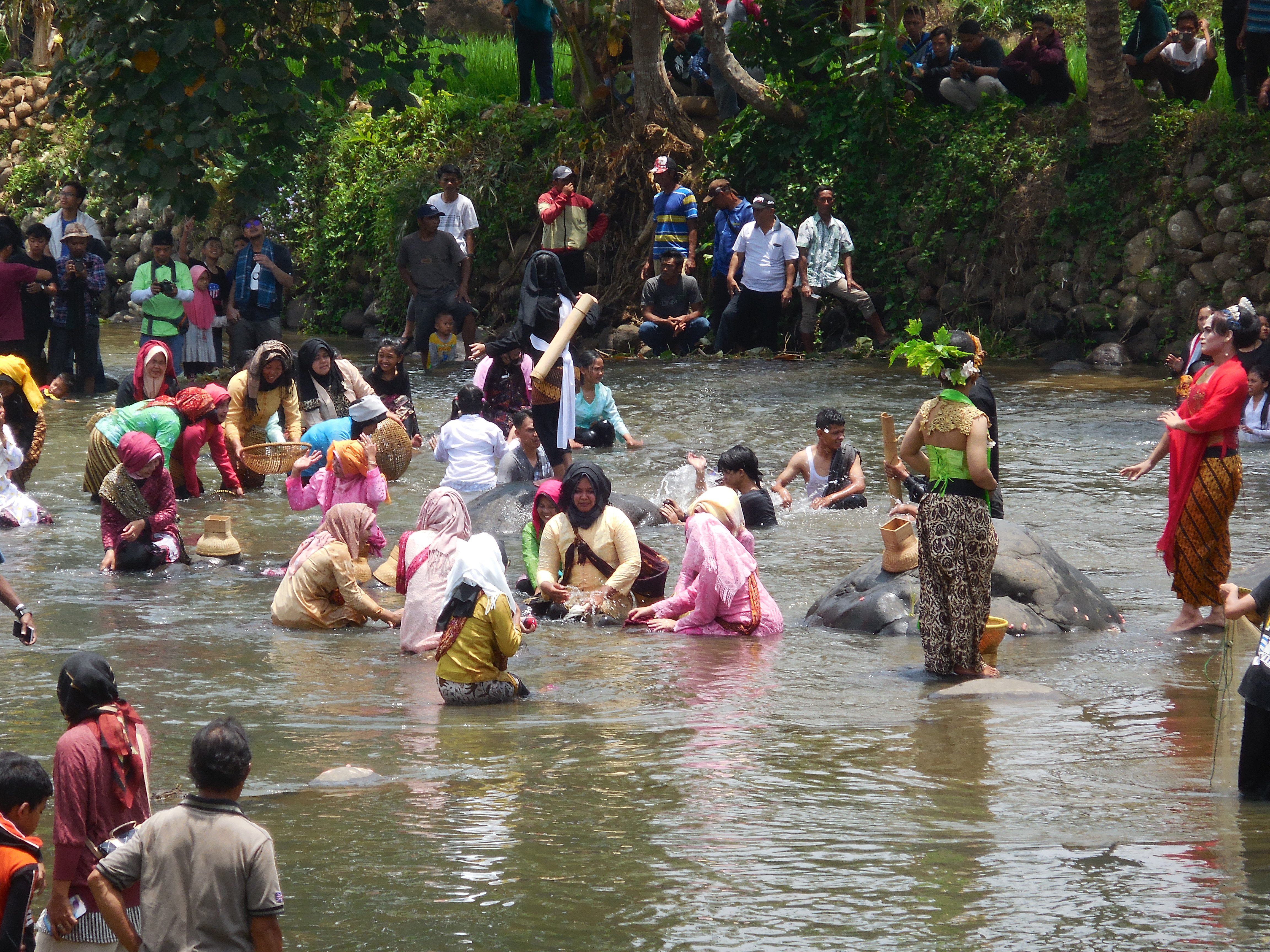 Masyarakat memeriahkan festival 7 sungai di Subang