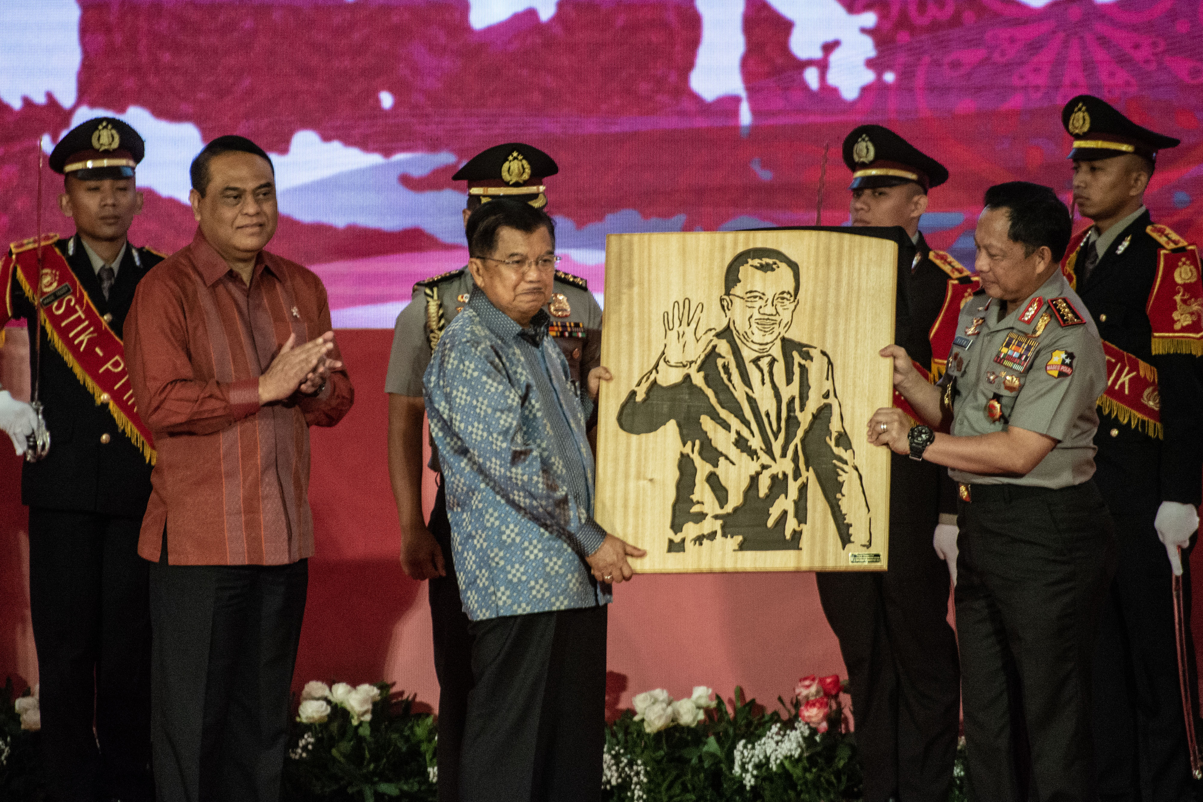  Wapres Jusuf Kalla (tengah) menerima cenderamata dari Kapolri Jenderal Pol Tito Karnavian (kanan) disaksikan Menpan RB Syafruddin (kiri)