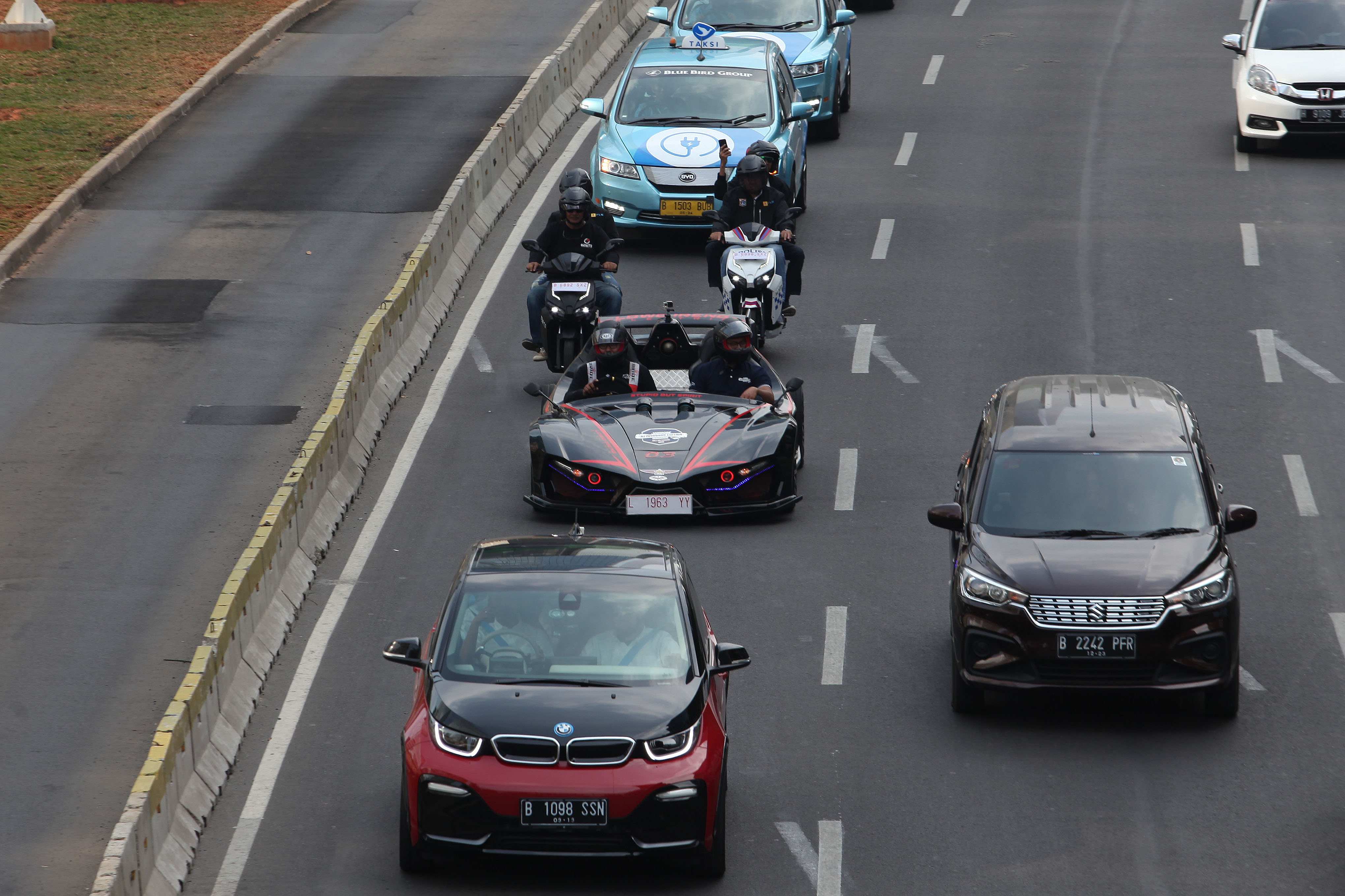Iring-iringan kendaraan listrik melintas di kawasan Sudirman, Jakarta, Jumat (20/9). Pemprov DKI Jakarta menggelar konvoi mobil listrik