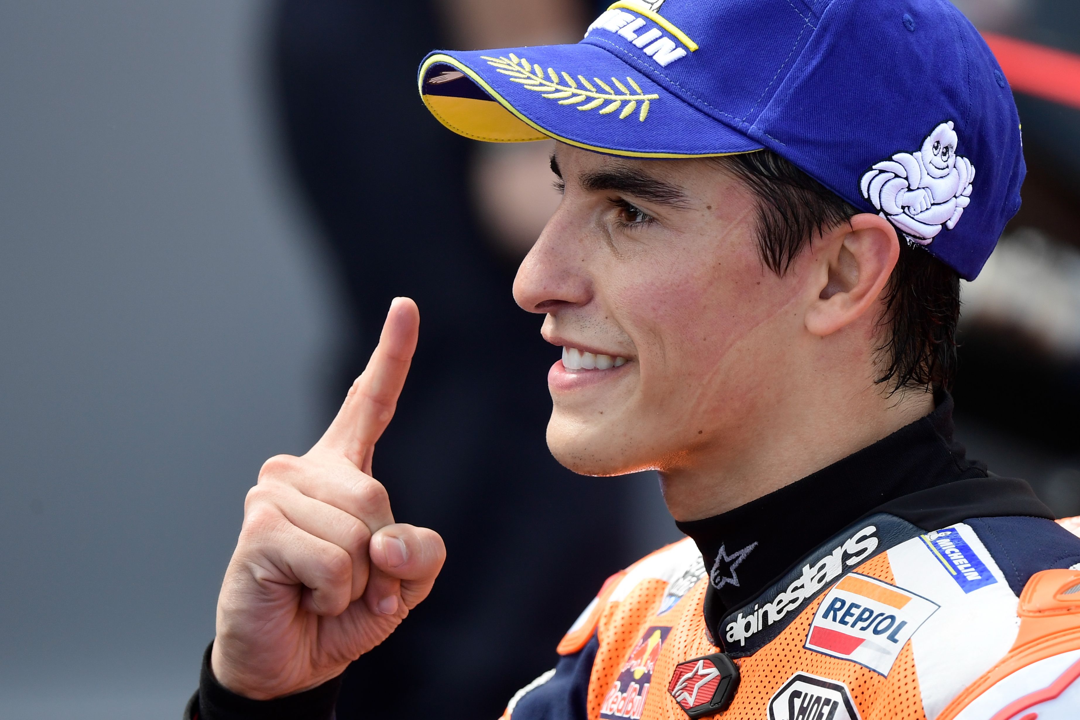 Pembalap Spanyol Tim Honda Marc Marquez merayakan kemenangannya setelah memenangkan balapan MotoGP Grand Prix Moto Aragon di sirkuit Motorla