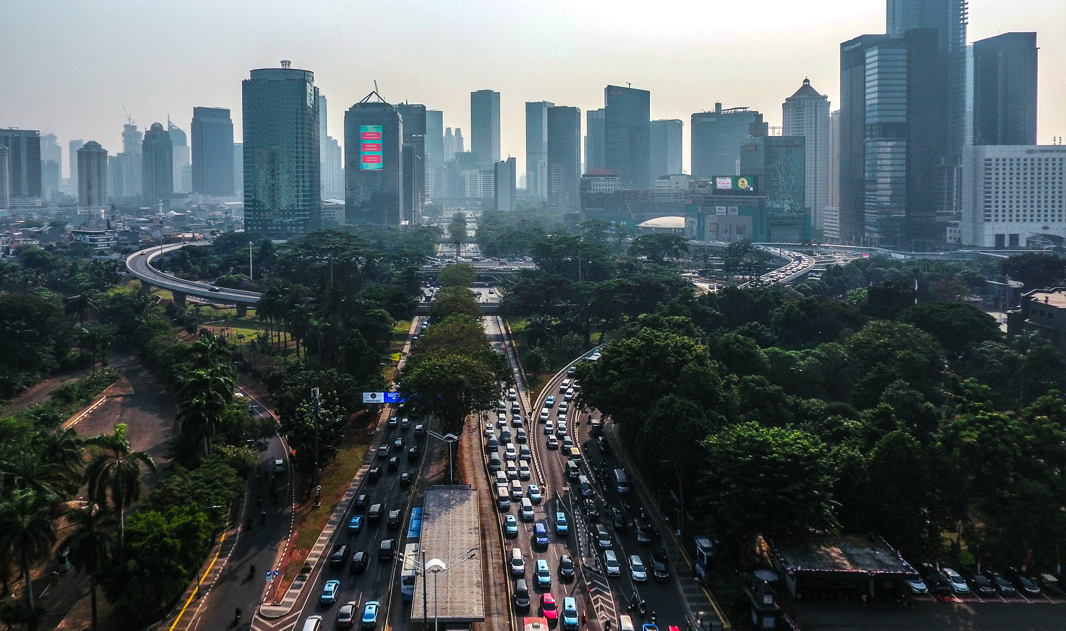 Foto udara suasana Jl Jenderal Sudirman-Bundaran Semanggi dengan latar gedung bertingkat yang diselimuti asap polusi Jakarta, Senin (2/9)