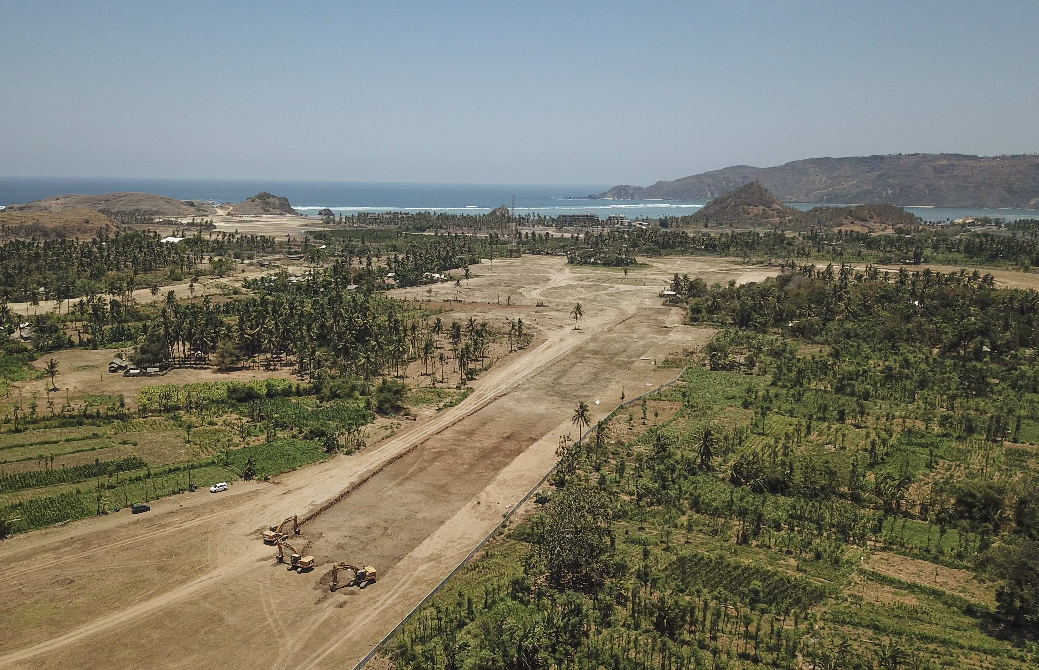 Foto udara bentuk lintasan lurus sirkuit saat pengerjaan galian tanah badan jalan Mandalika MotoGP Street Circuit