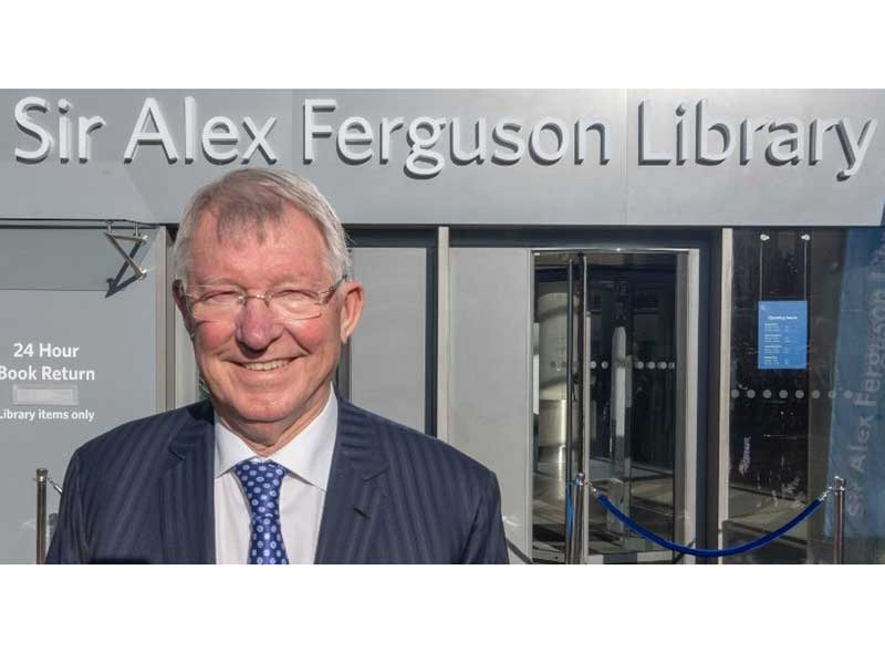 Alex Ferguson berada di depan perpustakaan yang menggunakan namanya.