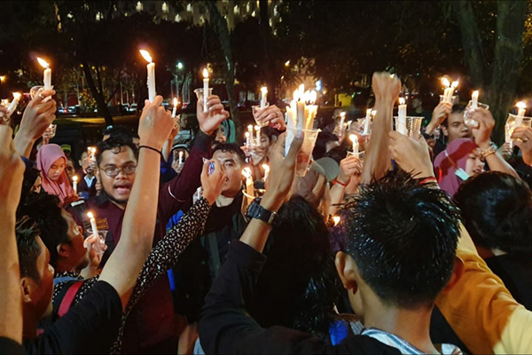 Serukan Damai, Mahasiswa Medan Pasang Lilin dan Salat Gaib