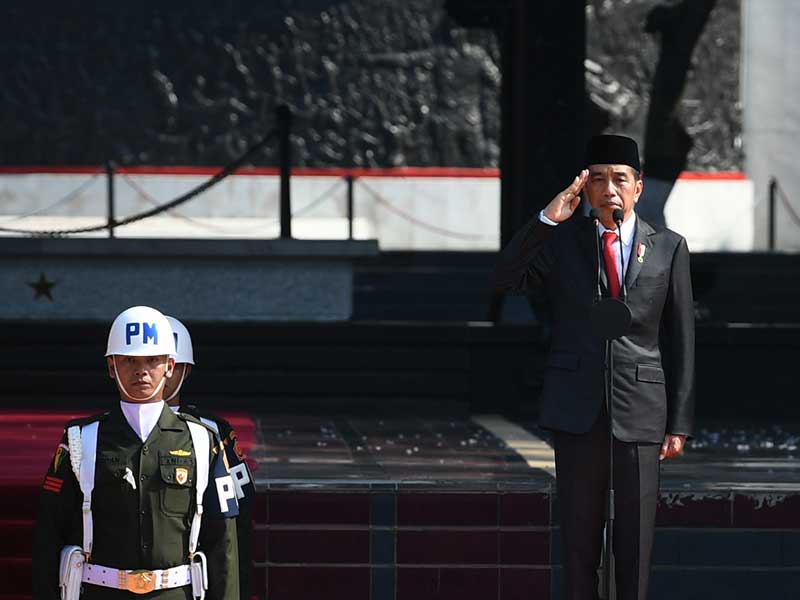 Presiden Jokowi memberi hormat saat memimpin upacara peringatan Hari Kesaktian Pancasila di Monumen Pancasila, Jakarta, Selasa (1/10/2019)