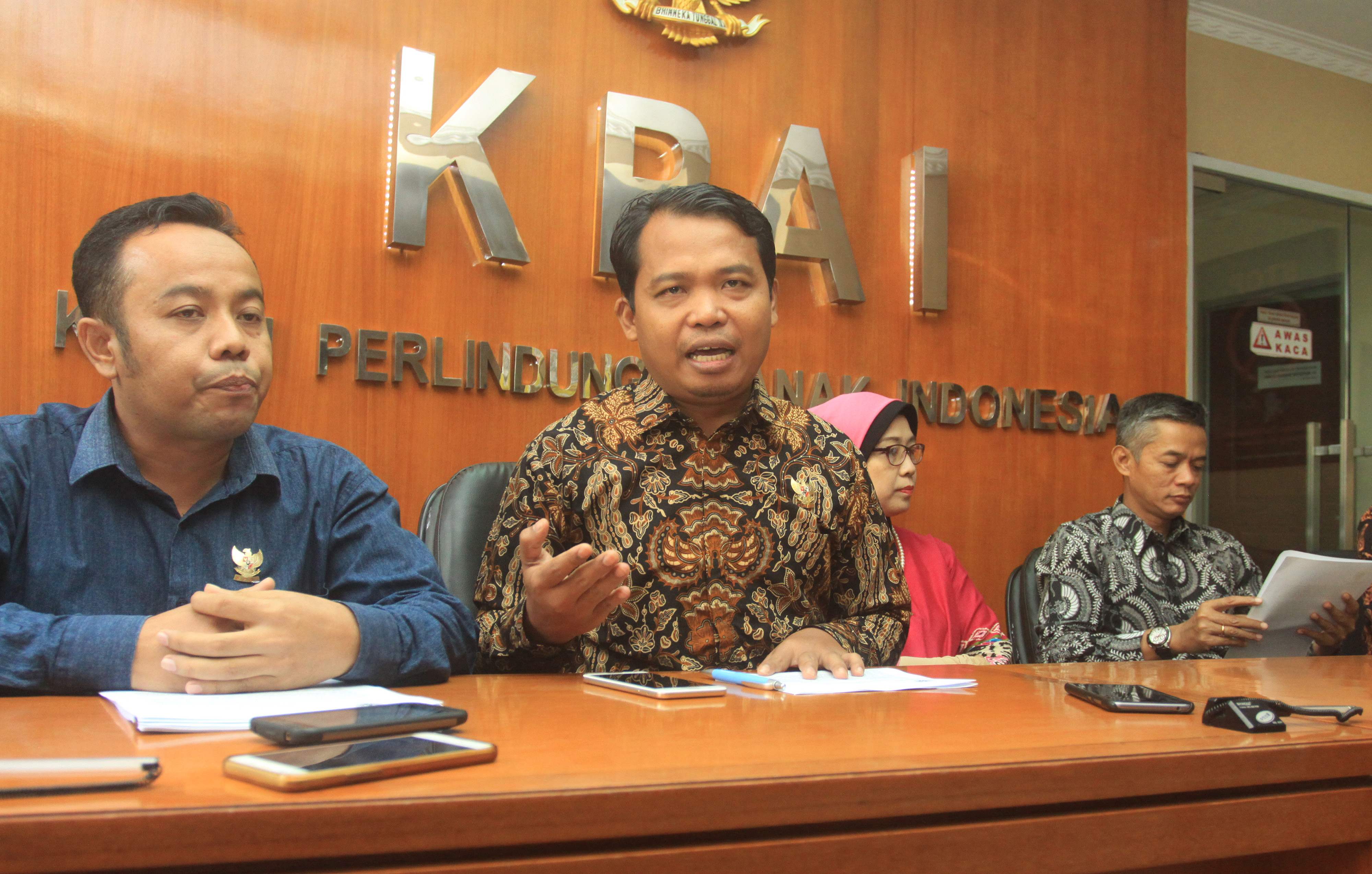 Ketua Komisi Perlindungan Anak Indonesia (KPAI), Susanto (kedua kiri) 