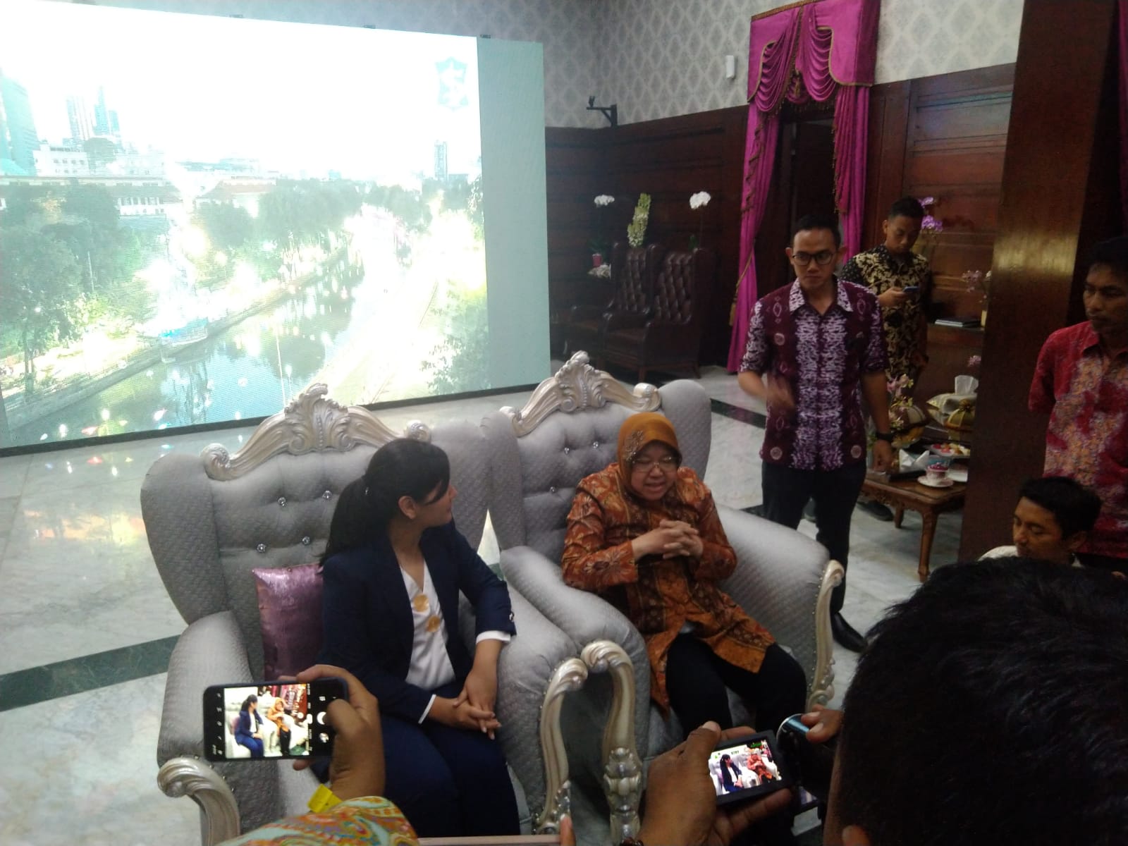 Sekjen PSSI Ratu Tisha Destria melakukan kunjungan ke Rumah Dinas Wali Kota Surabaya Tri Rismaharini, Kamis (10/10).