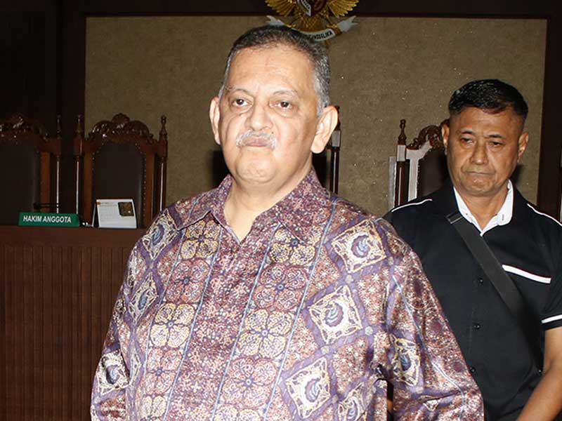 Terdakwa kasus suap proyek PLTU Riau-1 Sofyan Basir (batik).