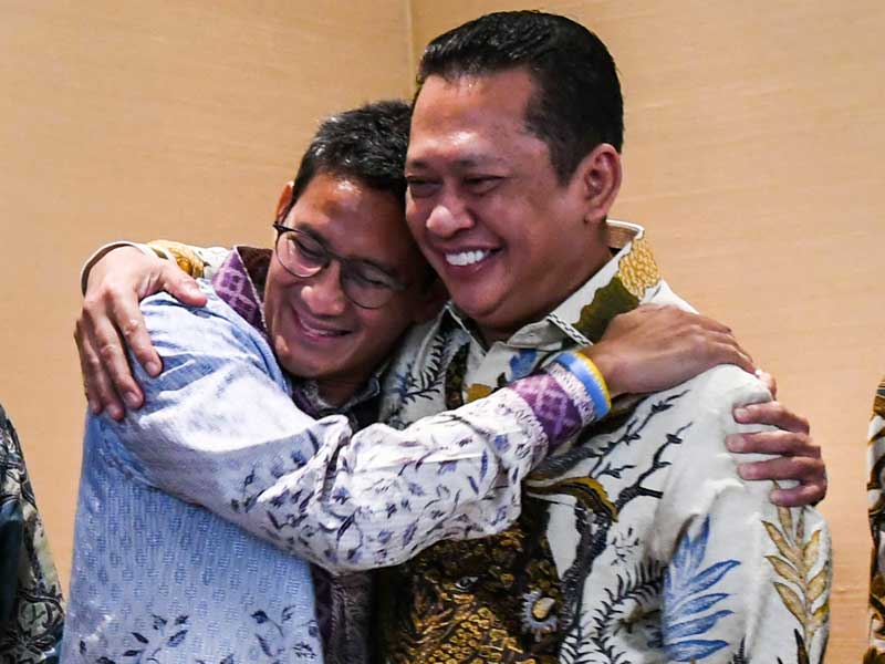 Ketua MPR Bambang Soesatyo (kanan) berpelukan dengan Pengusaha yang juga mantan Calon Wakil Presiden Sandiaga Uno.