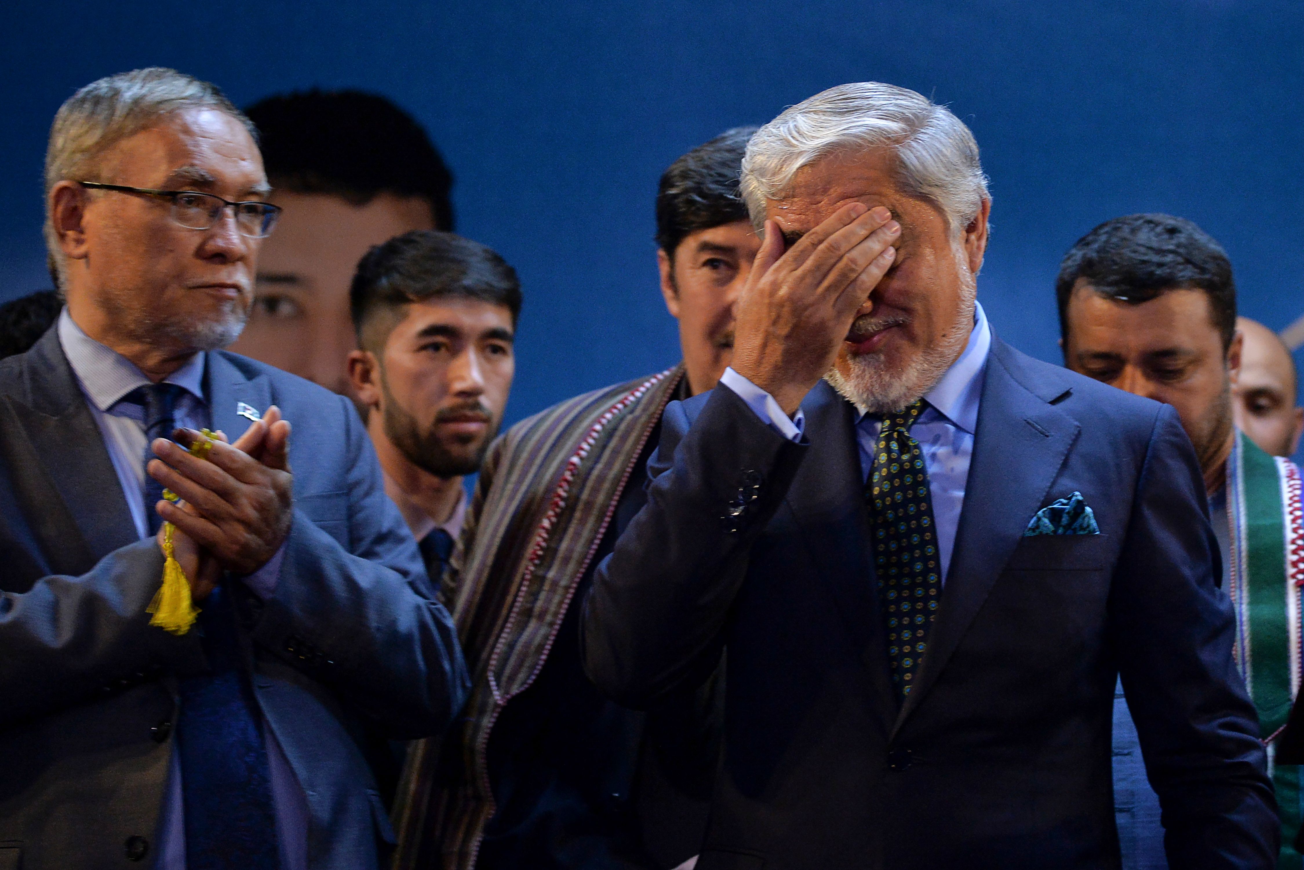 CALON Presiden Abdullah Abdullah (kanan) menutup mata setelah jumpa pers di Kabul, Afghnistan, Senin (30/9).