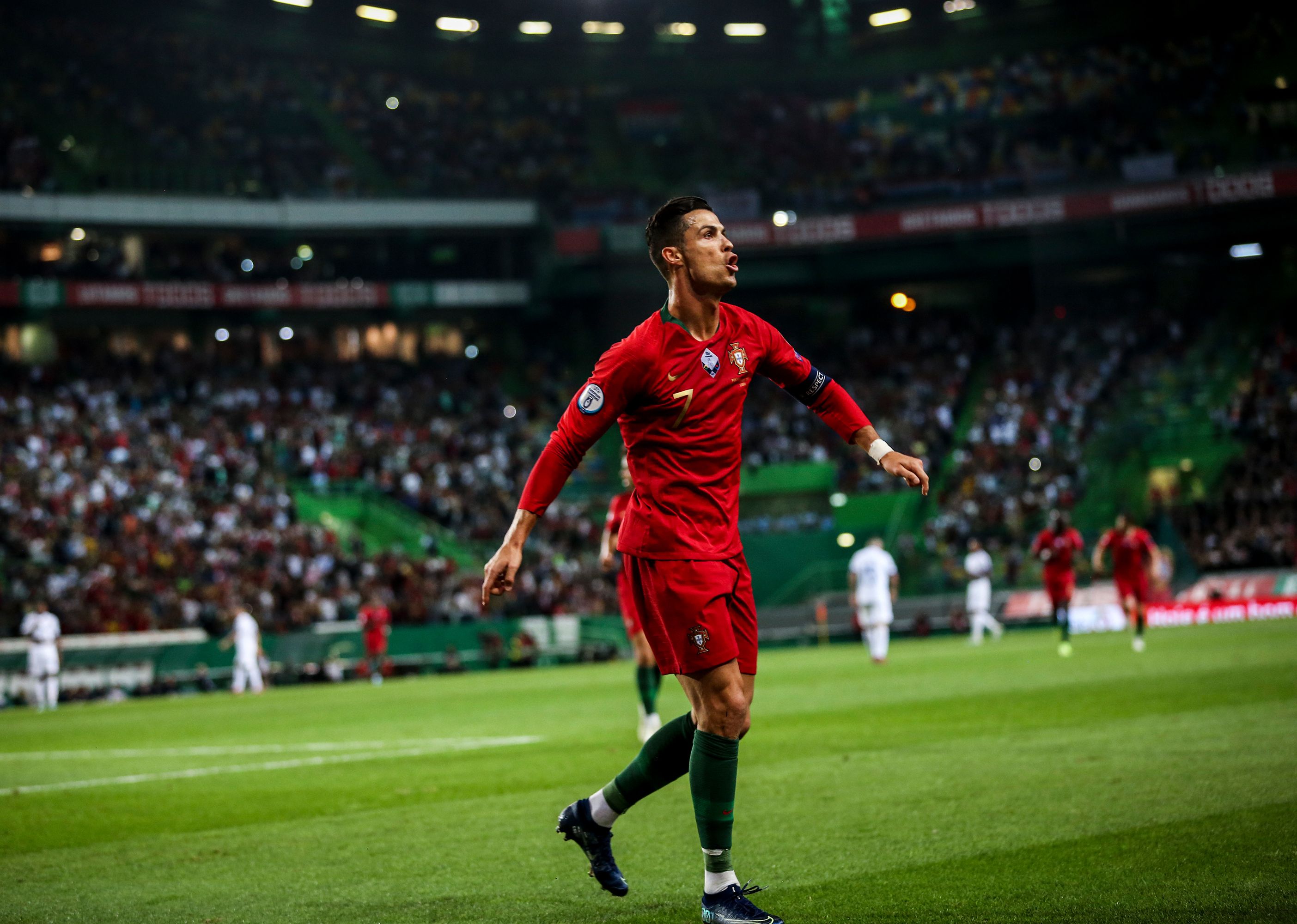 Cristiano Ronaldo melakukan selebrasi usai mencetak gol ke gawang Luksemburg.