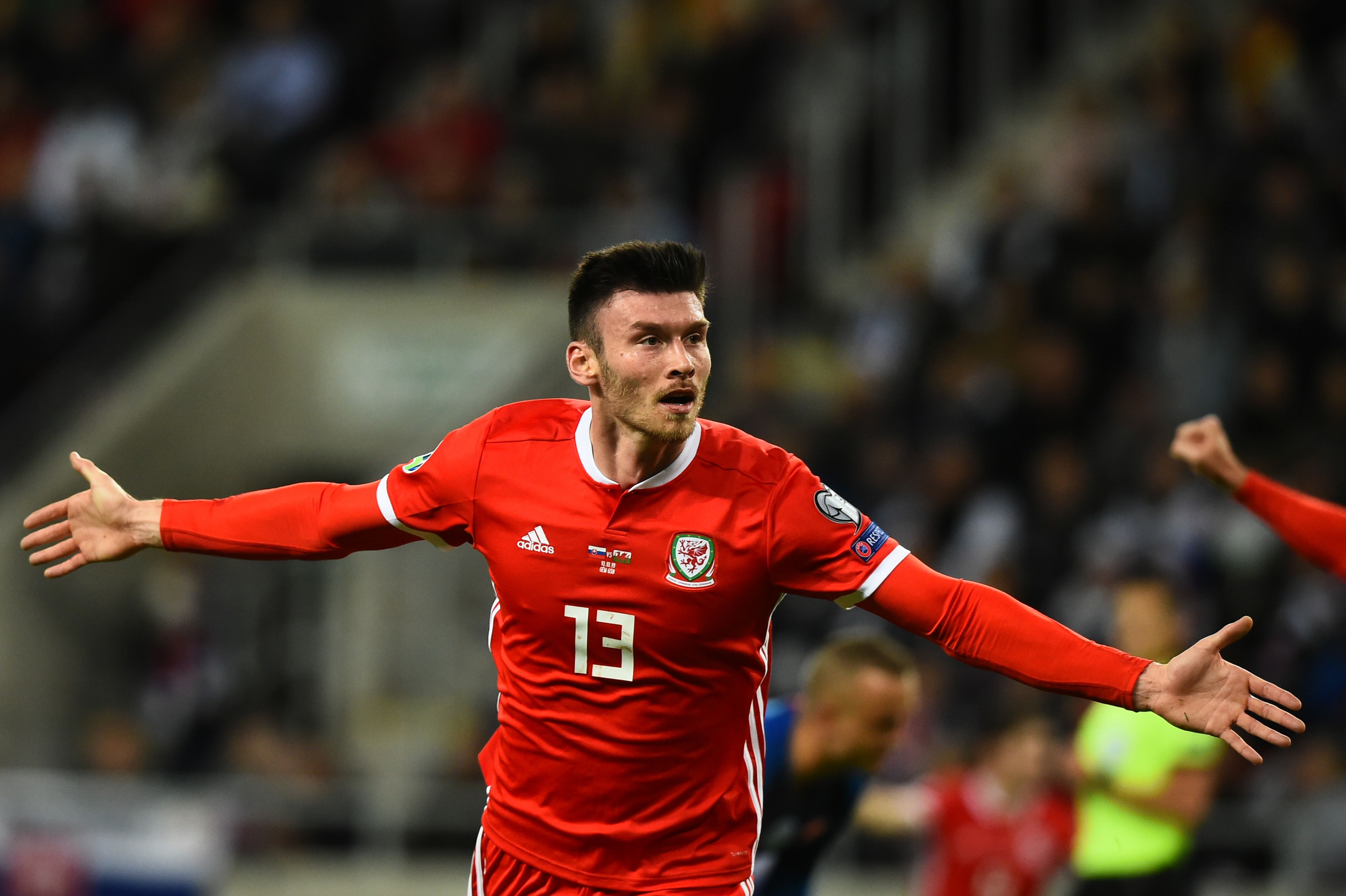 Kieffer Moore melakukan selebrasi usai mencetak gol ke gawang Slovakia