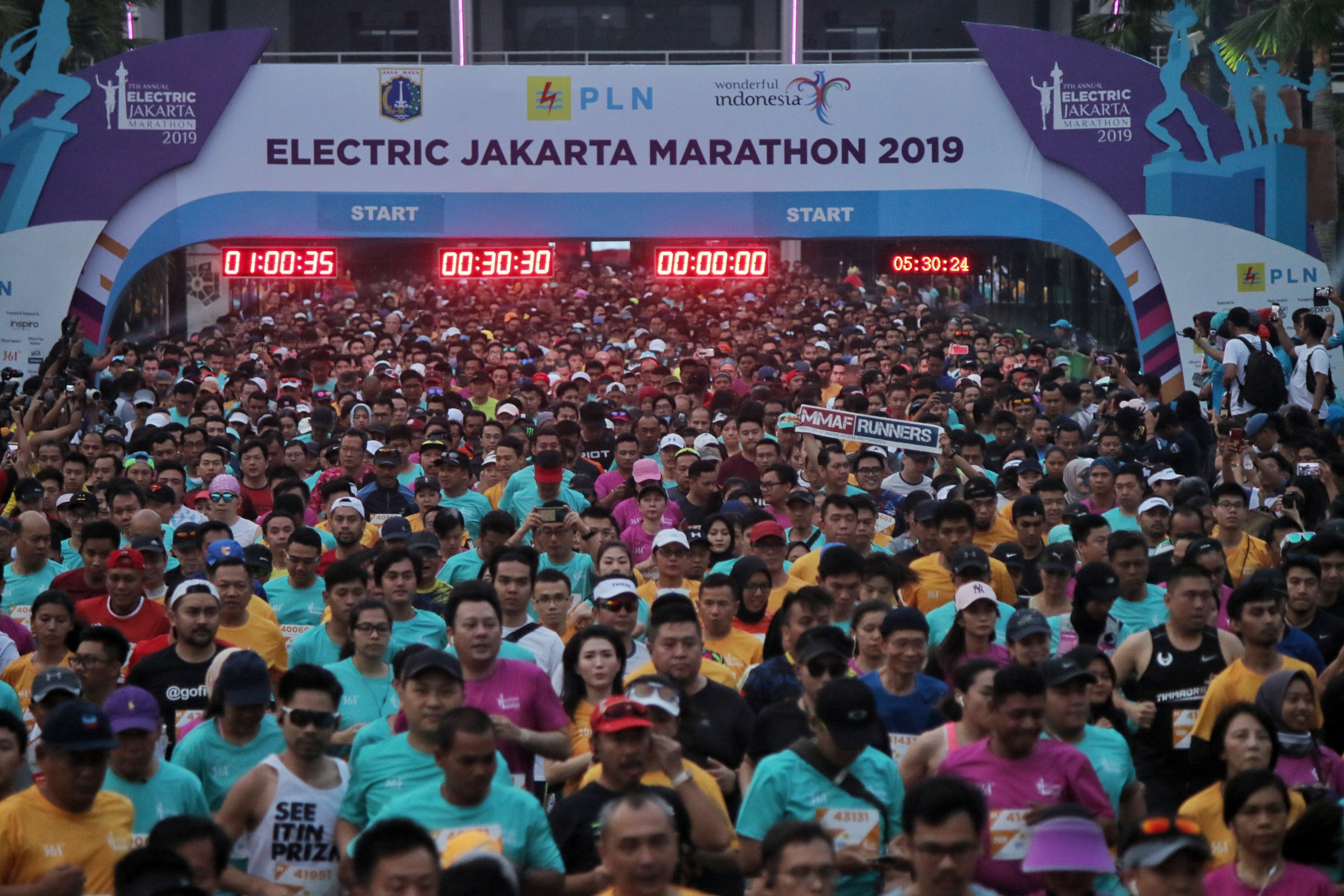 Ribuan peserta mengikuti lomba Electric Jakarta Maraton 2019 di Plaza Gelora Bung Karno, Jakarta Pusat, Minggu (27/10).
