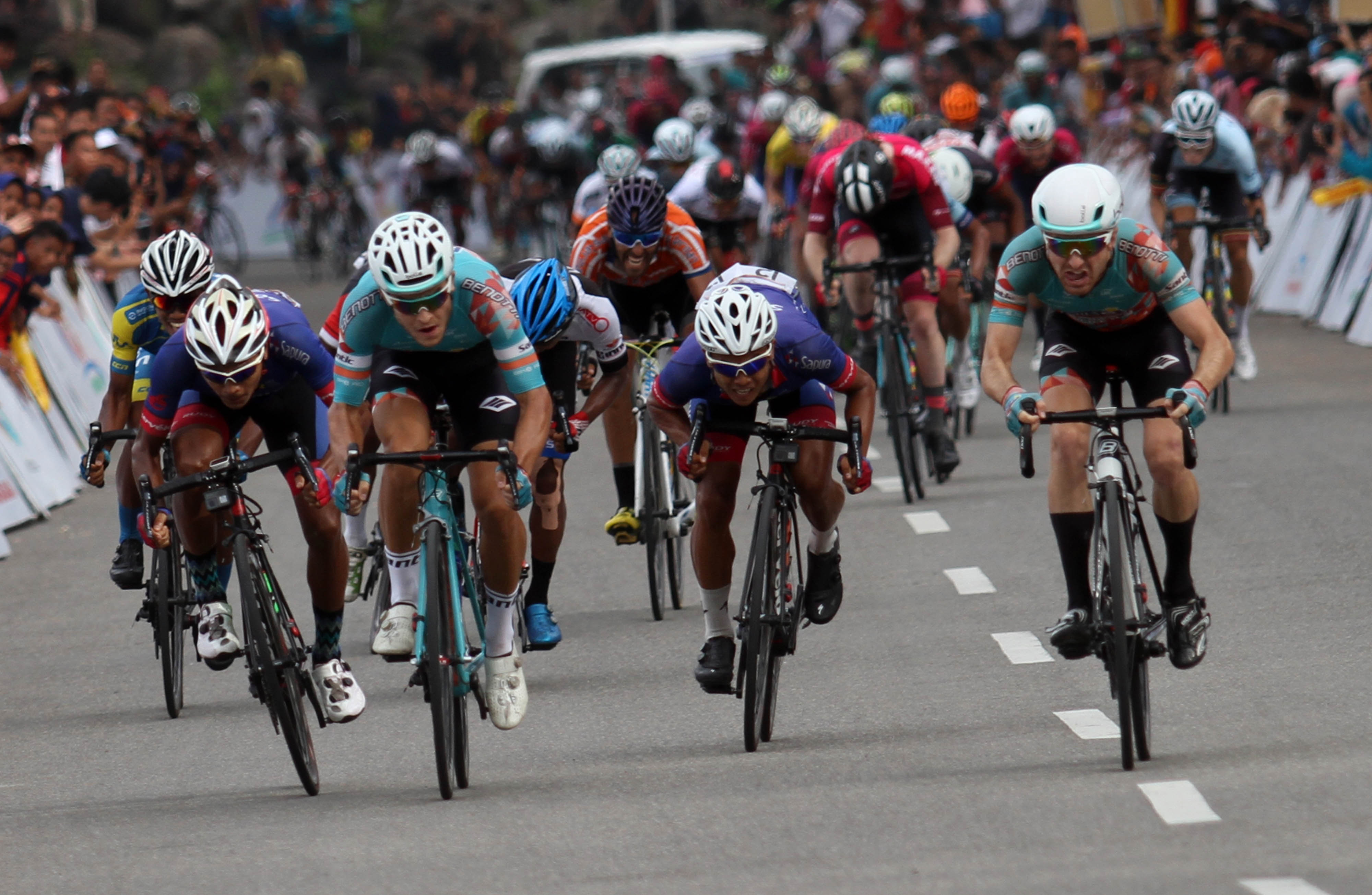  Sejumlah pebalap Tour de Singkarak 2018 beradu cepat untuk memasuki garis finish pada etape delapan, di Kota Pariaman, Sumatera Barat,  