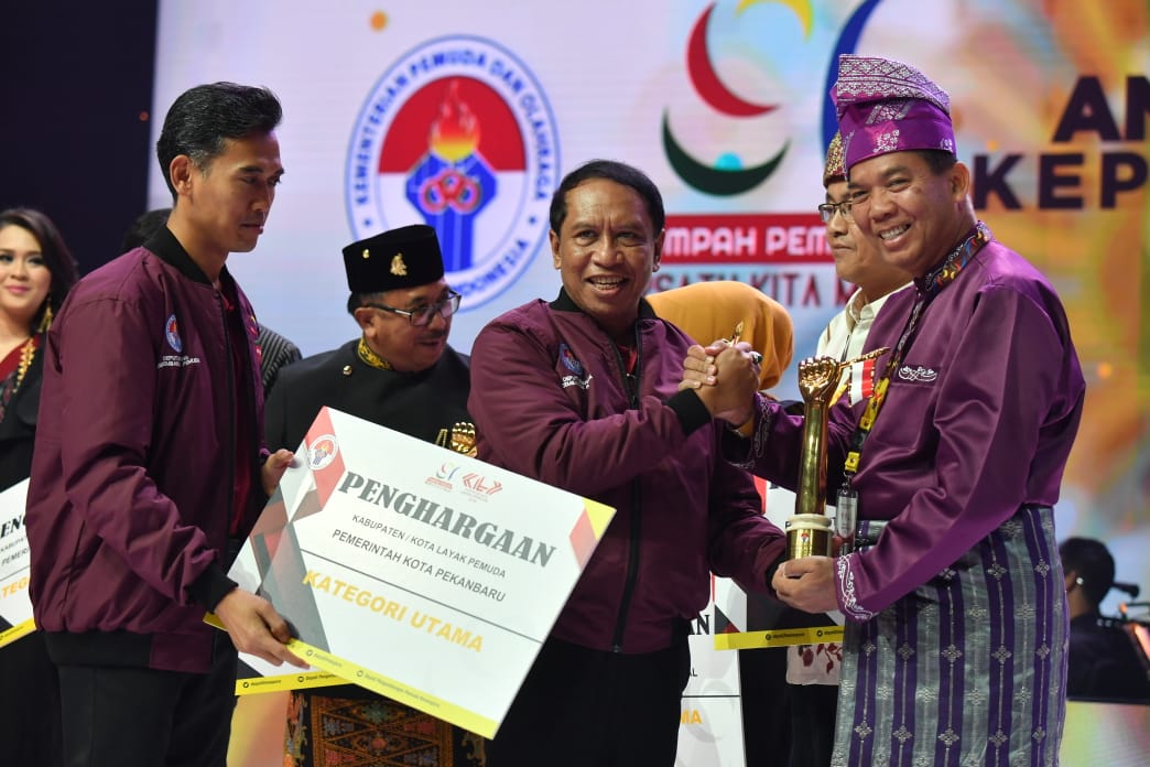 Pemberian penghargaan pada peringatan puncak Hari Sumpah Pemuda