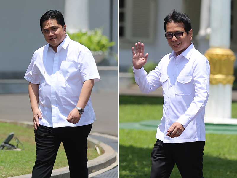 Wishnutama (kanan) dan Erick Thohir mengenakan kemeja putih tiba di Istana Negara