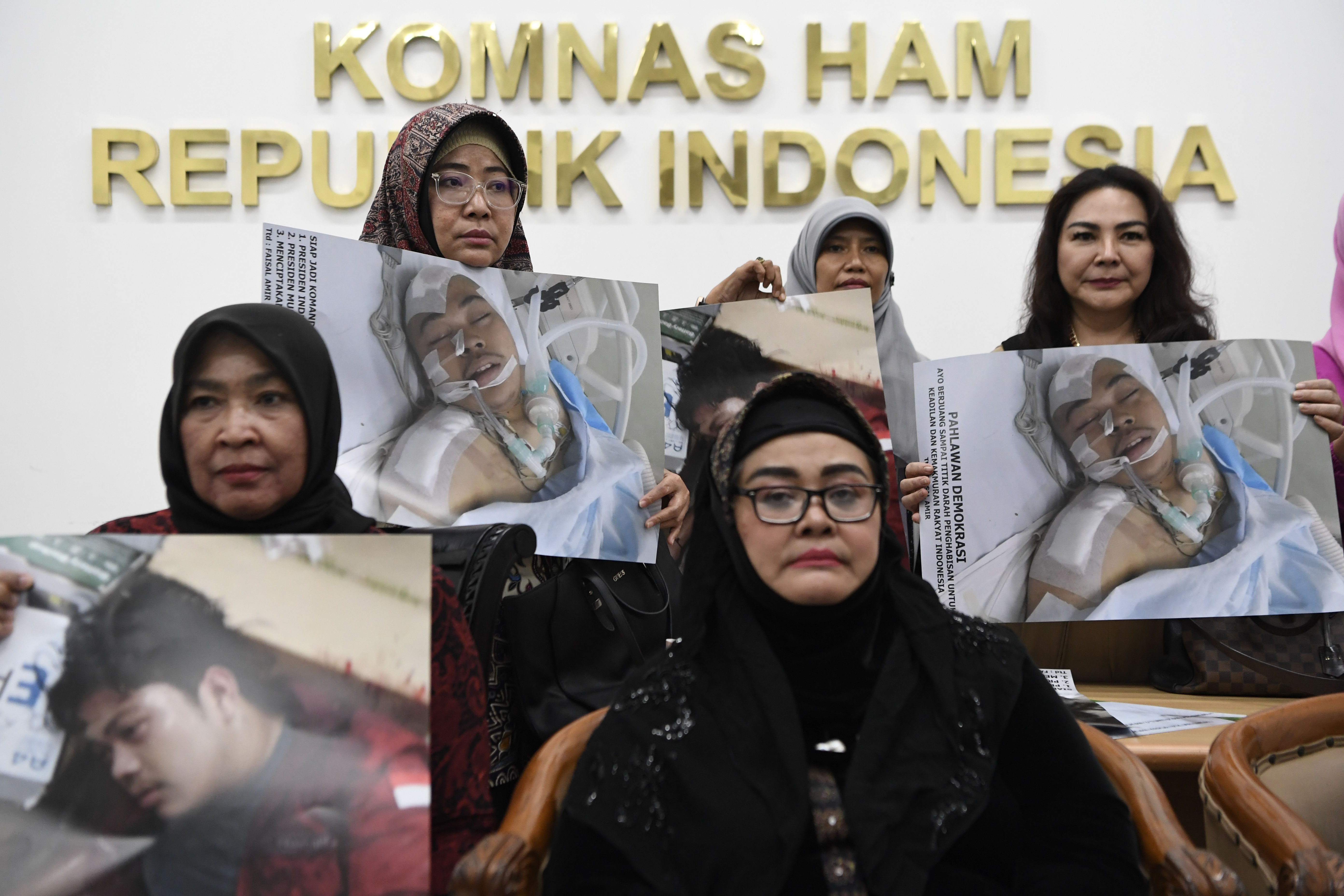 Kerabat mahasiswa Universitas Al Azhar, Faisal Amir mendatangi Komnas HAM untuk menyampaikan pengaduan di Jakarta, Jumat (27/9).