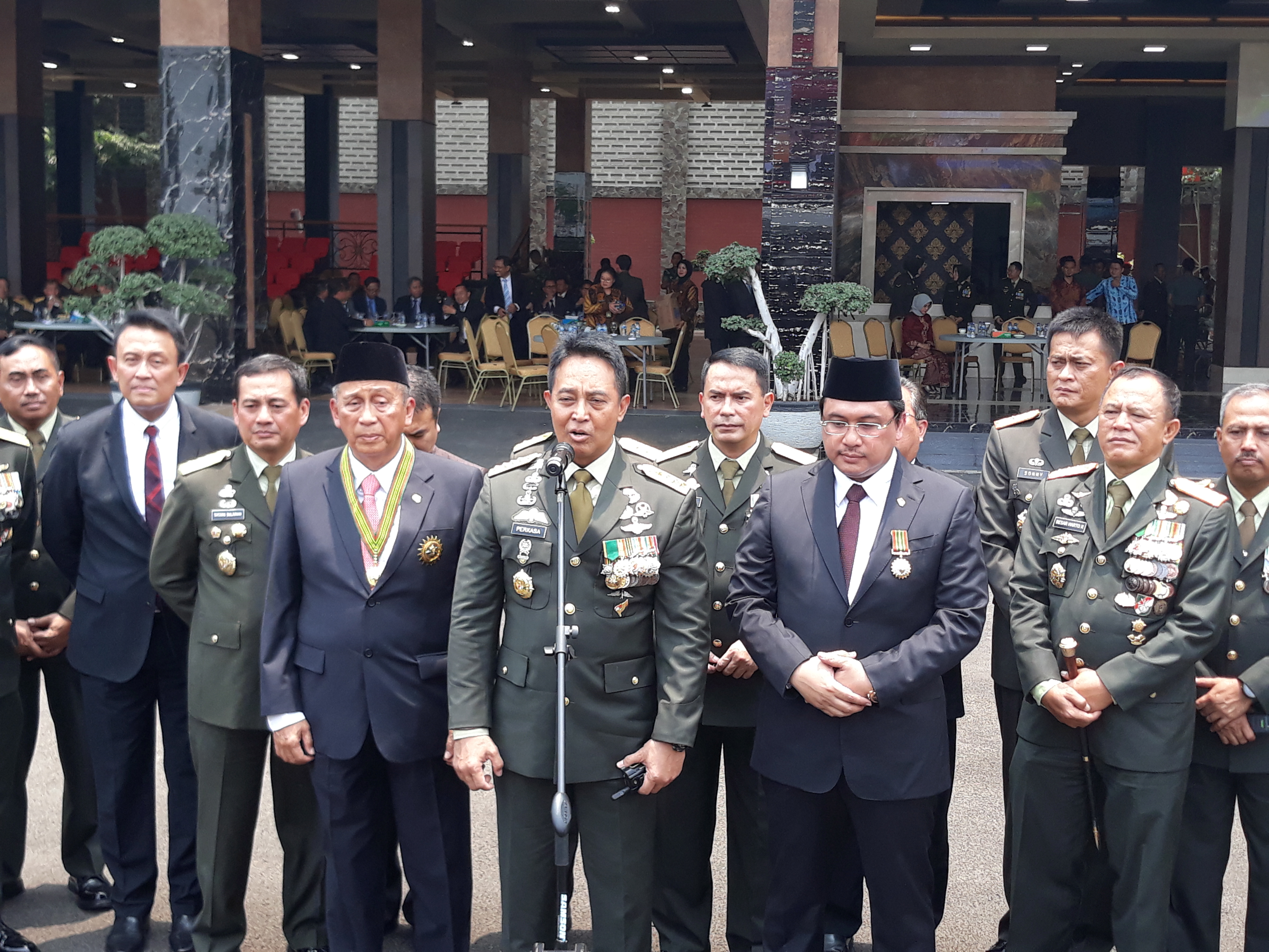 KSAD Jenderal Andika Perkasa memberikan keterangan pers seusai menyematkan tanda kehormatan Bintang Kartika Eka Paksi kepada Ketua BPK.