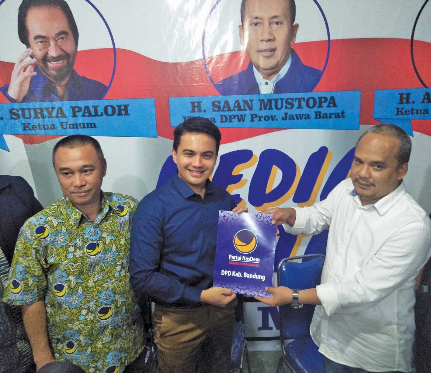 Bakal calon Bupati Bandung Sahrul Gunawan (tengah) menyerahkan formulir pendaftaran kepada Ketua Tim Penjaringan Bakal Calon Toni Permana.