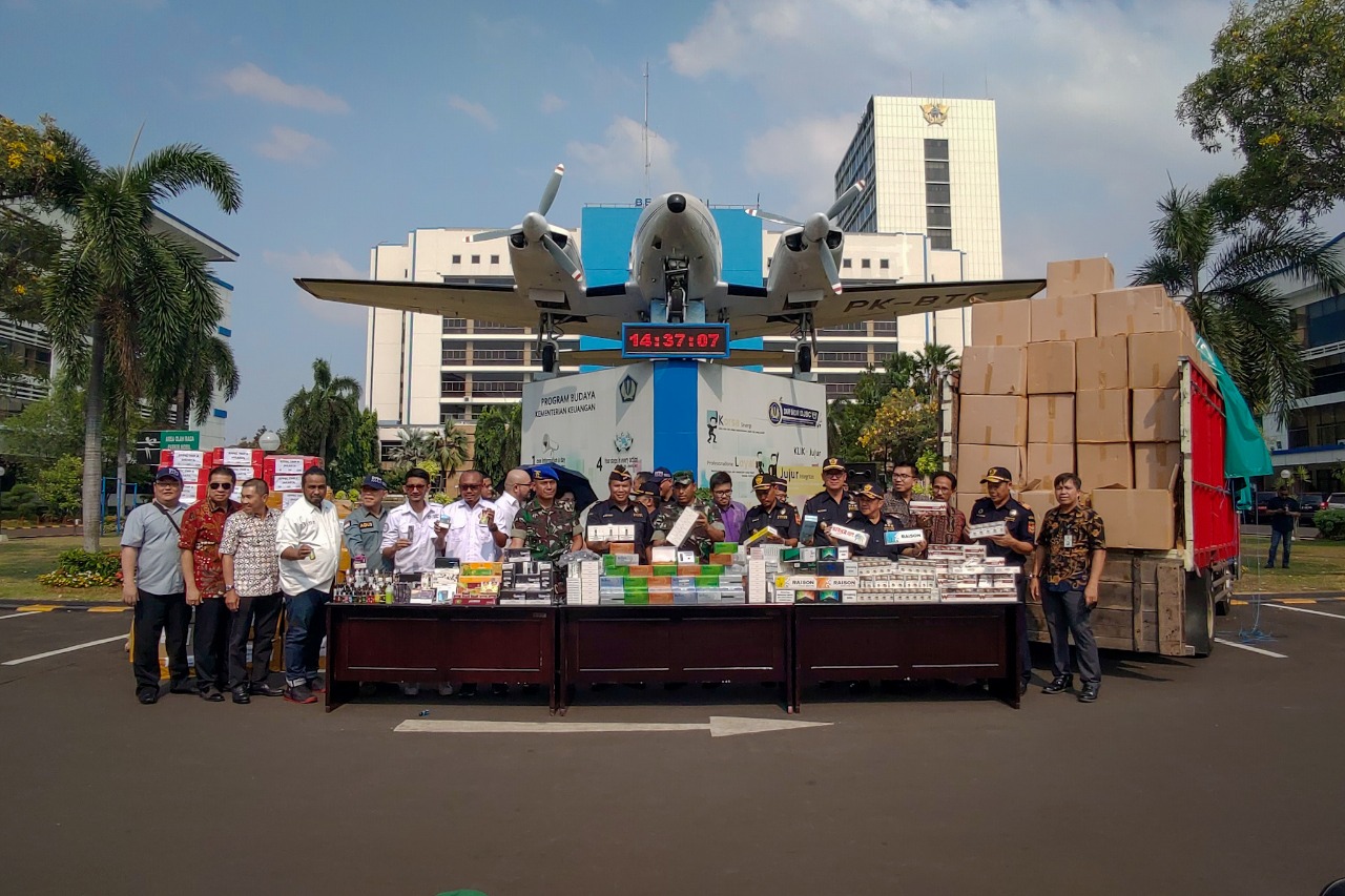 Bea Cukai terus melakukan penindakan masif terhadap peredaran rokok, rokok elektrik, dan minuman keras ilegal. 