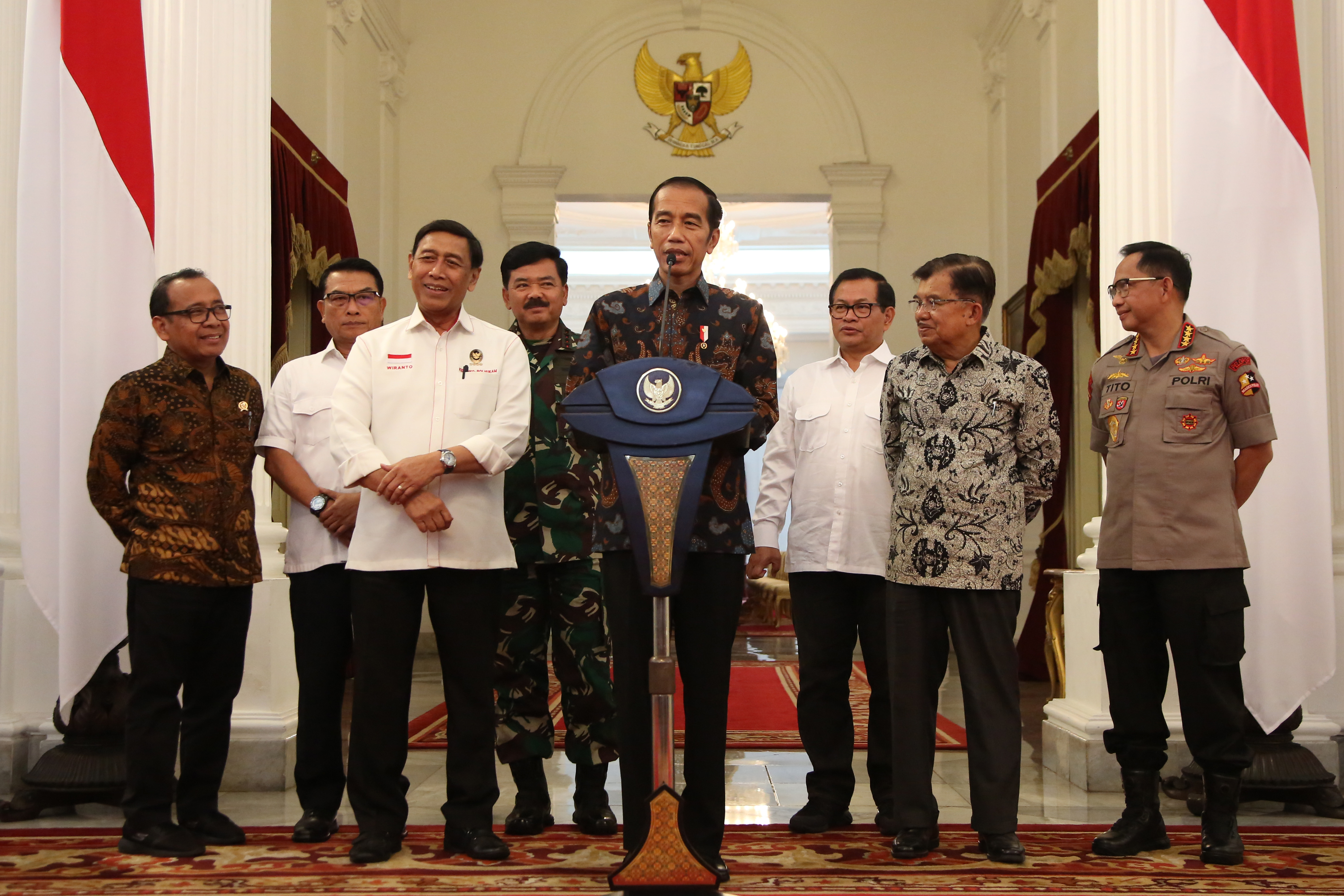 Kemeja putih yang dikenakan sejumlah menteri Kabinet Kerja Pemerintahan Jokowi periode I, akan dikenakan oleh para menteri pada kabinet baru