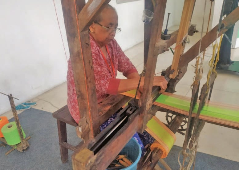 Mbah Kuru meski berusia 78 tahun tetap cekatan menenun.