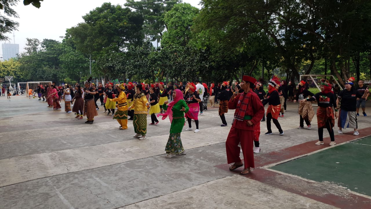 Anggota ASJB memakai baju daerah menari bersama di Taman Menteng